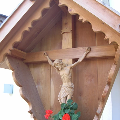 großes traditionelles Wegkreuz mit Christus großes traditionelles Wegkreuz mit Christus
