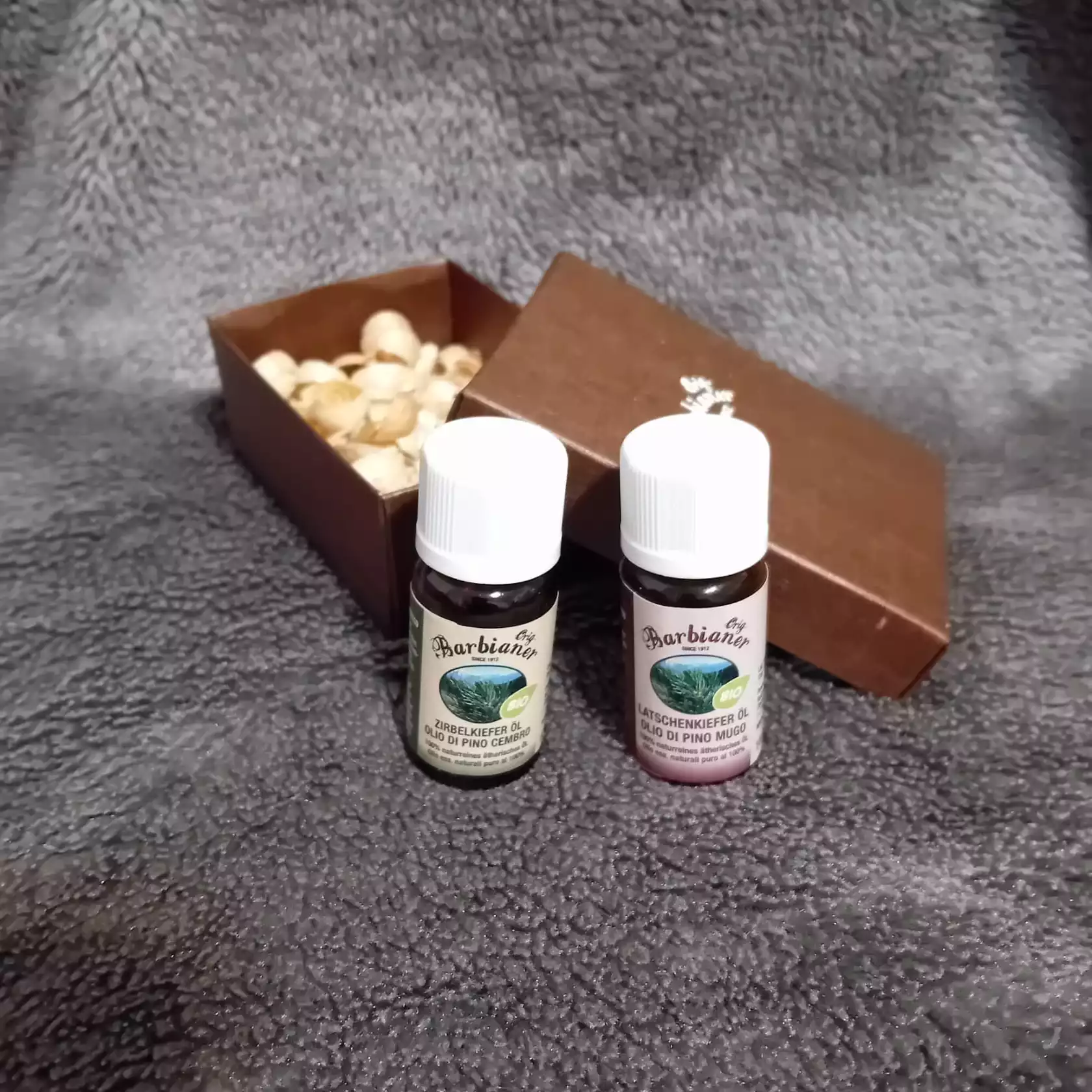 Incartamento di regalo con olio di pino cembro 10 ml e olio di pino mugo bio 10 ml Incartamento di regalo con olio di pino cembro 10 ml e olio di pino mugo bio 10 ml