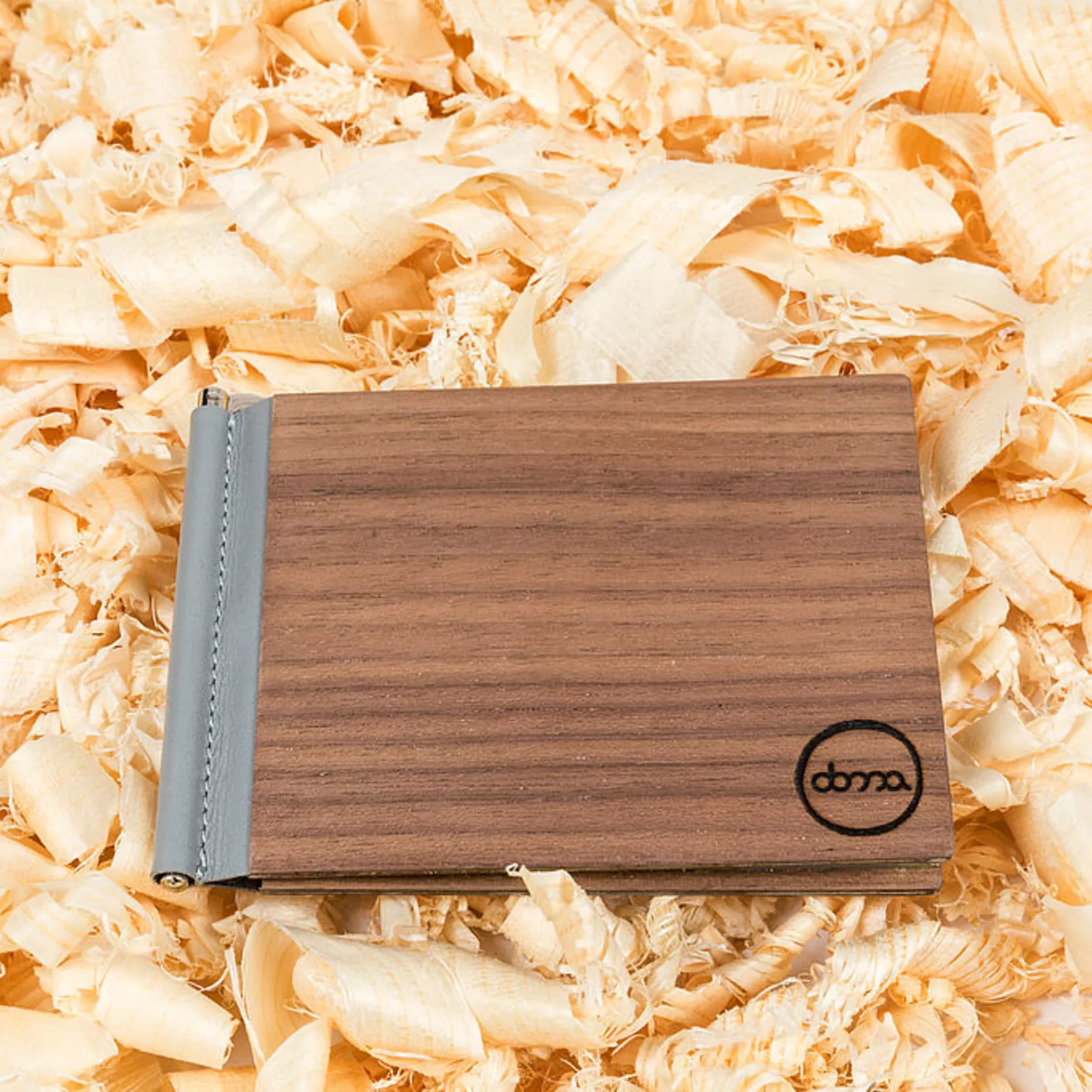 Nuss Holz mit grauem Leder Nuss Holz mit grauem Leder