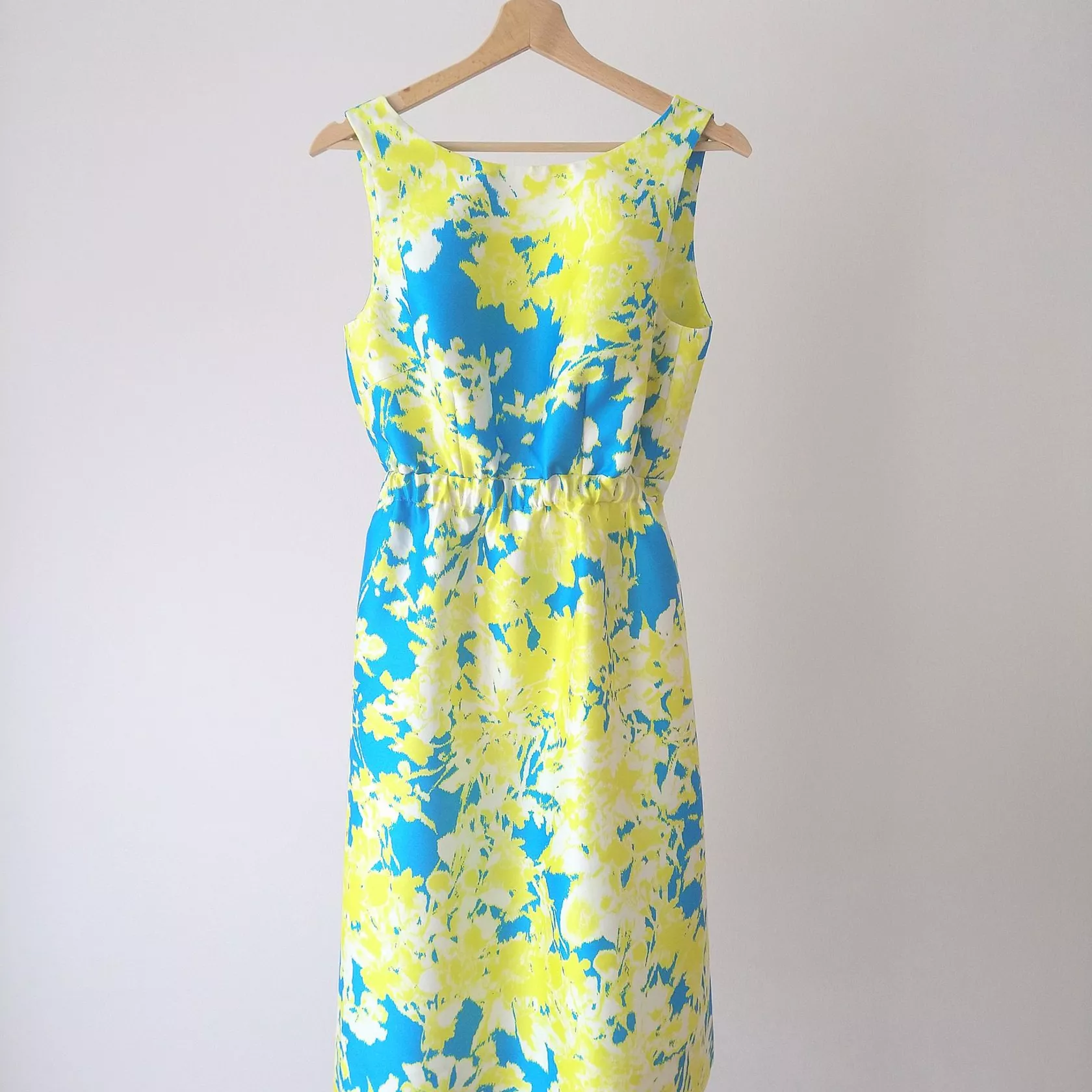 Kleid mit cut-out-Optik im Rückenteil Kleid mit cut-out-Optik im Rückenteil