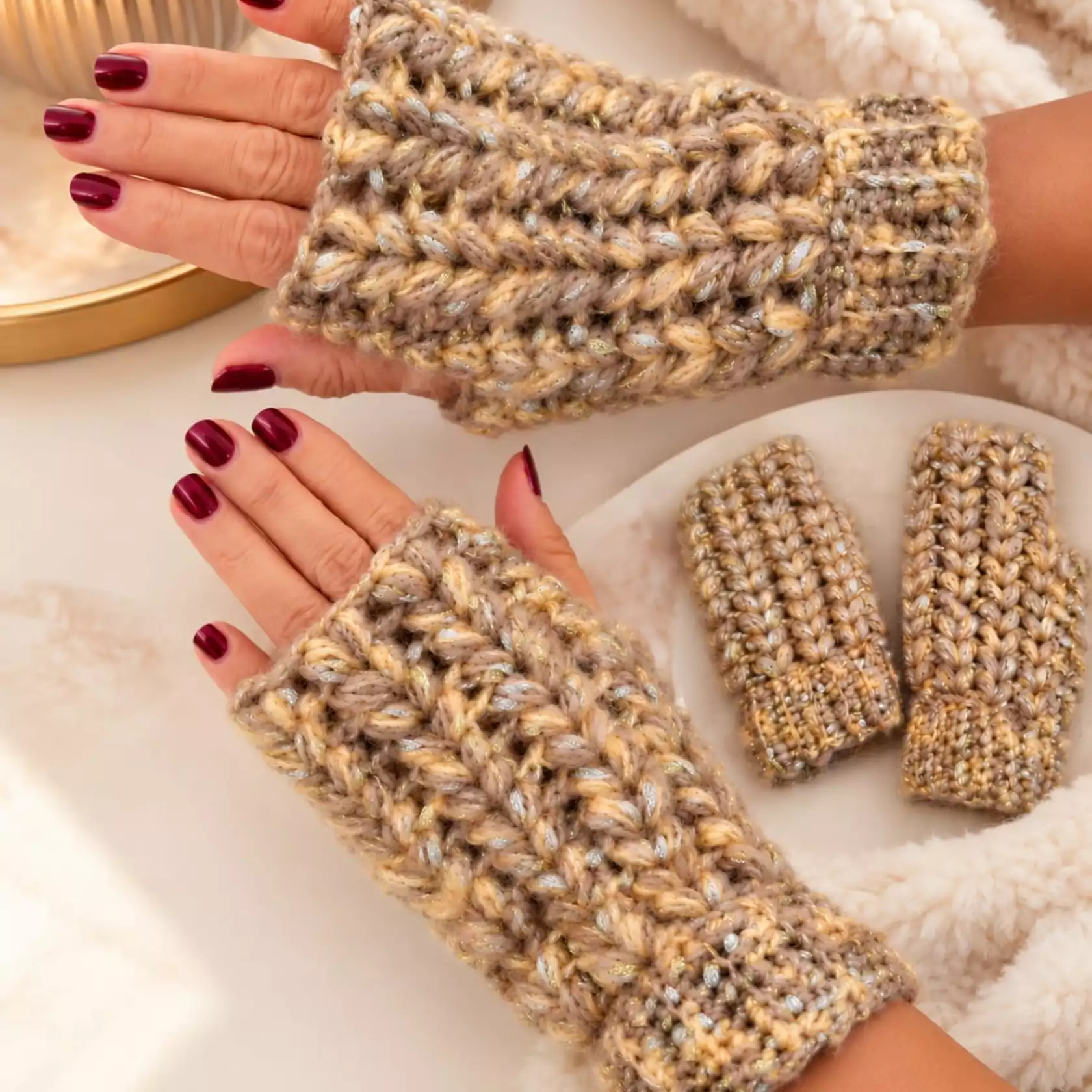 Gehäkelte Pulswärmer mit Lurex und Mohair Gehäkelte Pulswärmer mit Lurex und Mohair