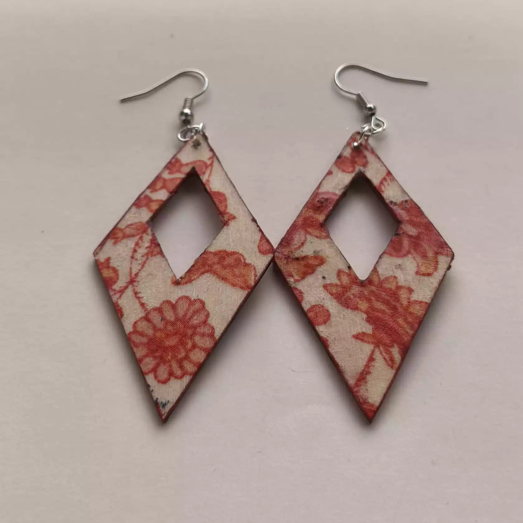 Sariwood orange kite