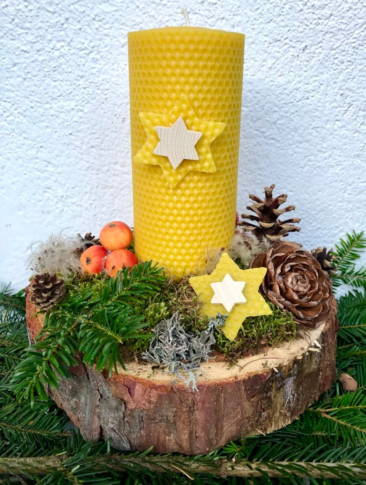 Weihnachtsgesteck mit Bienenwachskerze