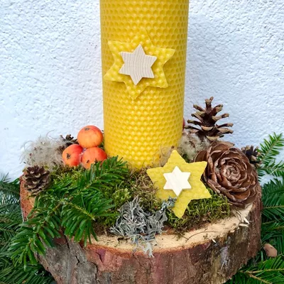 Weihnachtsgesteck mit Bienenwachskerze Weihnachtsgesteck mit Bienenwachskerze