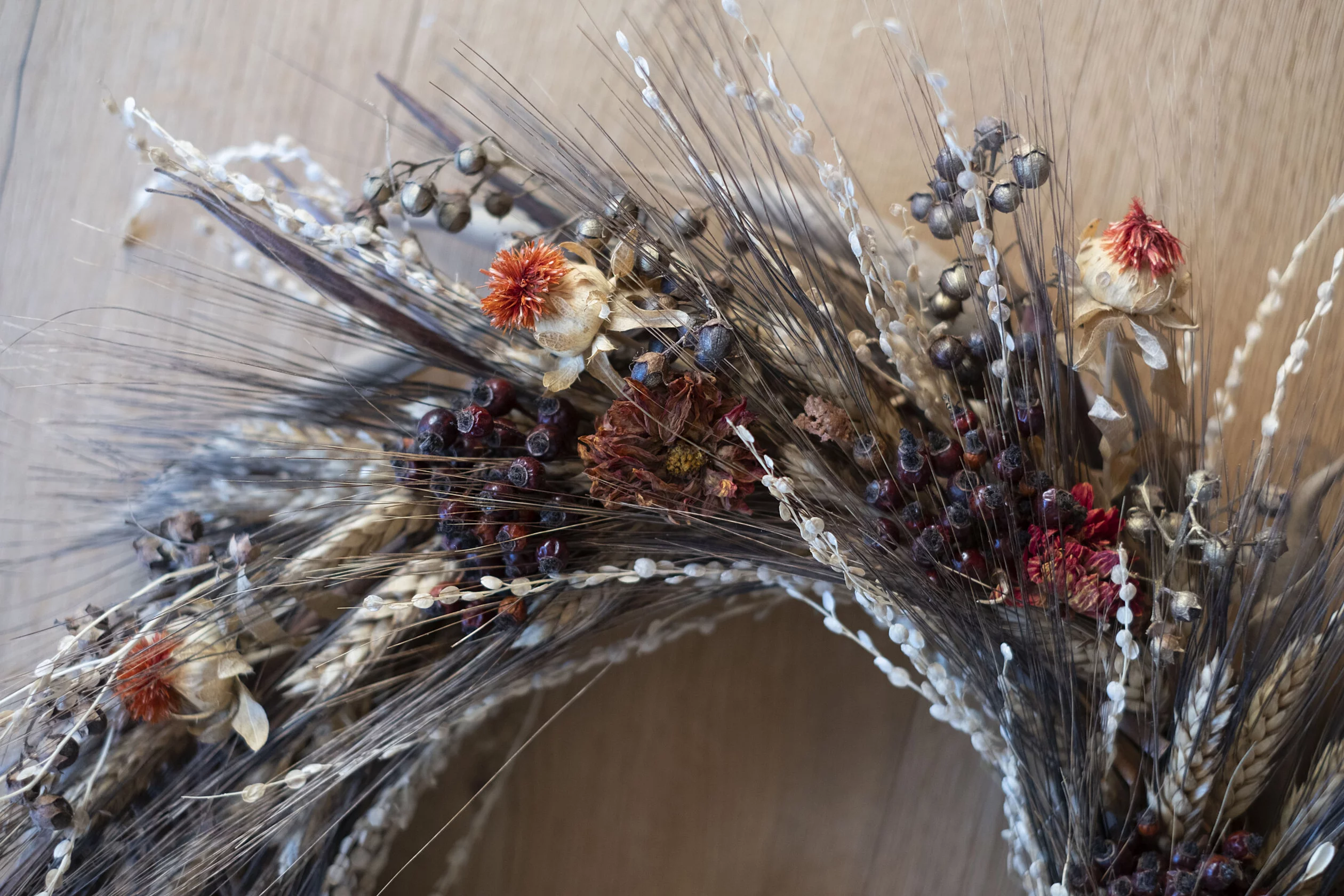 Kranz aus Ähren, Blumen und Beeren Kranz aus Ähren, Blumen und Beeren