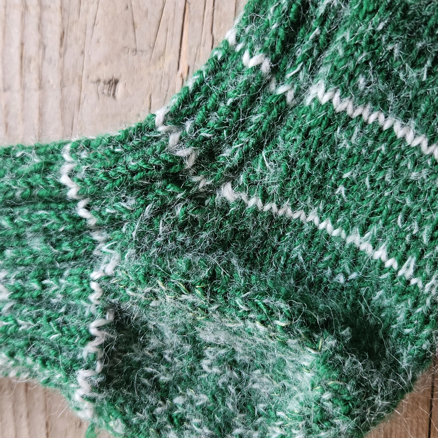 Wollsocken handgestrickt grün, weiße Streifen Gr. 41/42 Wollsocken handgestrickt grün, weiße Streifen Gr. 41/42