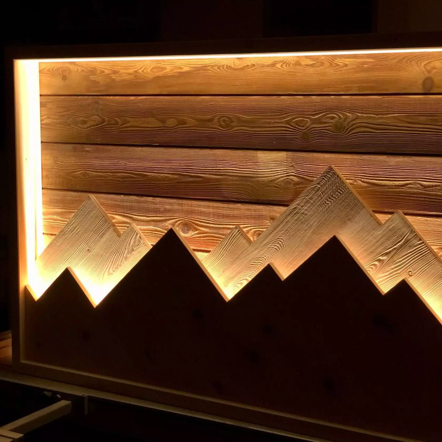  Mountains LED