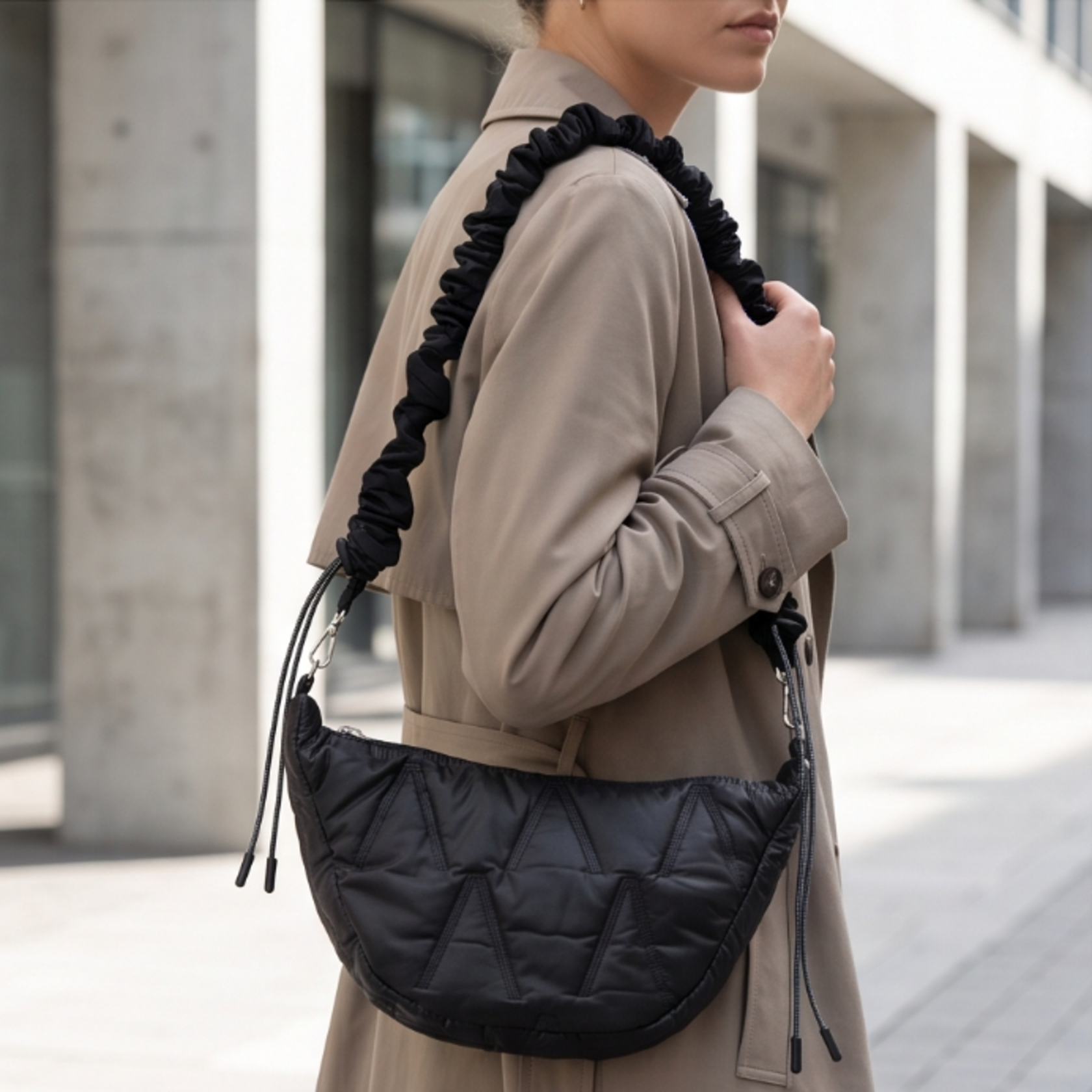 Luna Bag wattiert schwarz mit gerafftem Gurt Luna Bag wattiert schwarz mit gerafftem Gurt