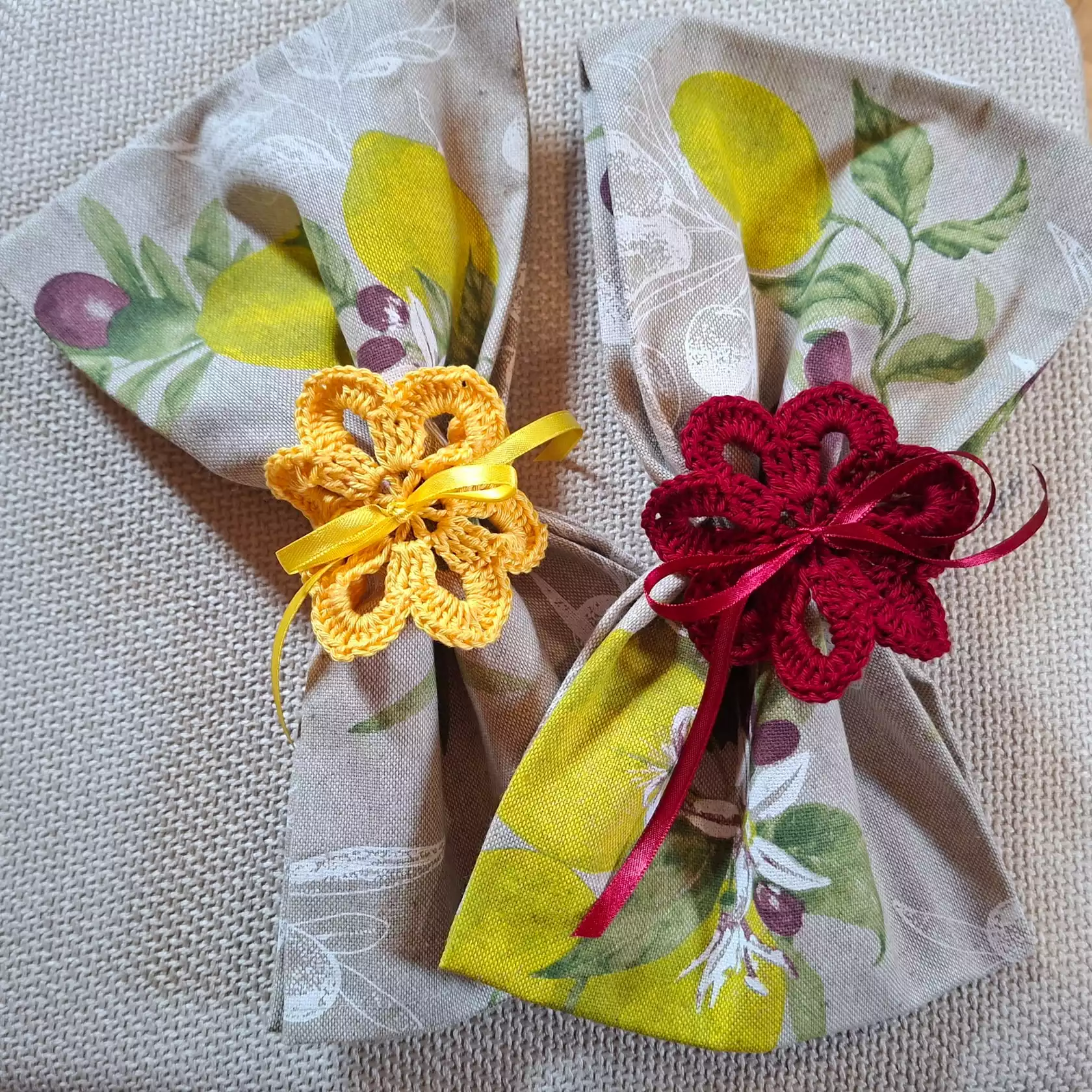 Geschirrtücher mit gehäkelter Blumen Geschirrtücher mit gehäkelter Blumen