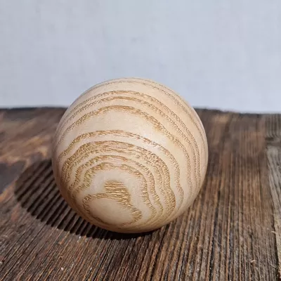 Kugel mit Lindenholz gedrechselt klein Kugel mit Lindenholz gedrechselt klein