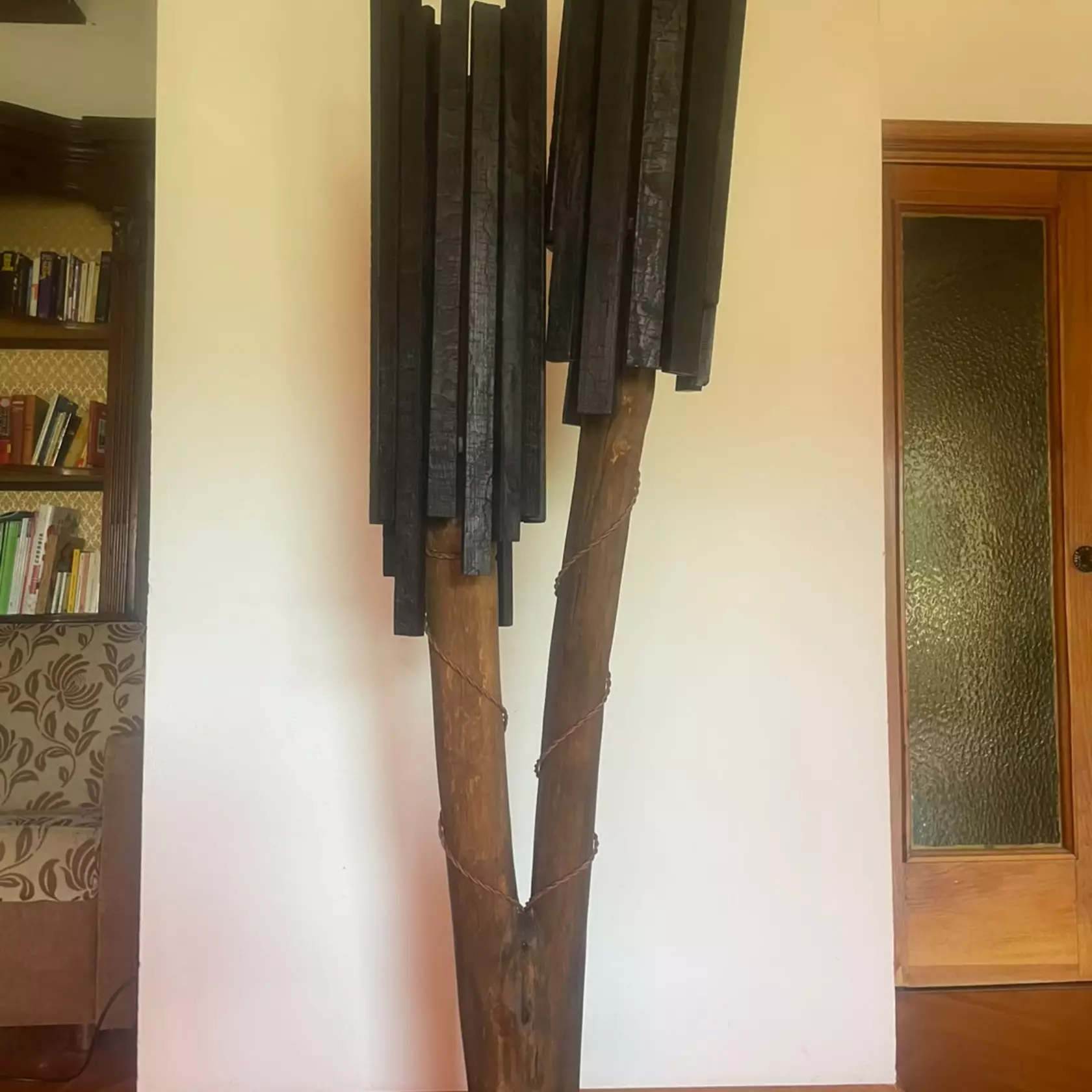 Stehlampe aus Holz & Naturstein – Unikat aus Südtirol Stehlampe aus Holz & Naturstein – Unikat aus Südtirol