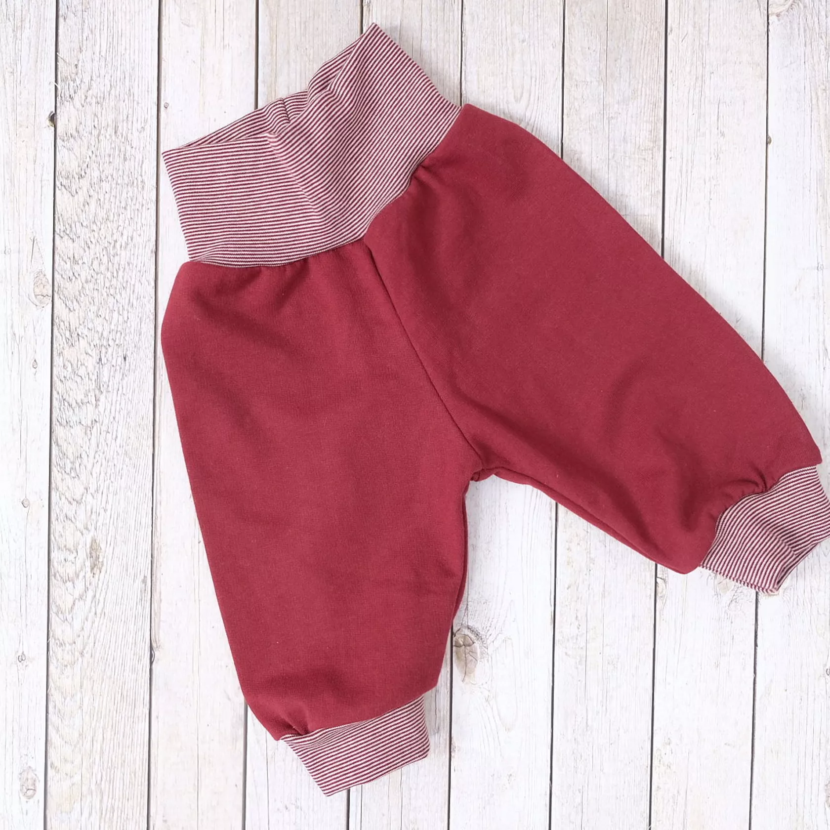 Pantaloni felpati in colori diversi Pantaloni felpati in colori diversi