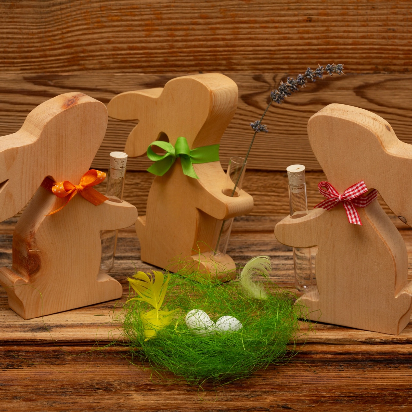 Osterhase aus Zirbenholz mit Blumenglas Osterhase aus Zirbenholz mit Blumenglas