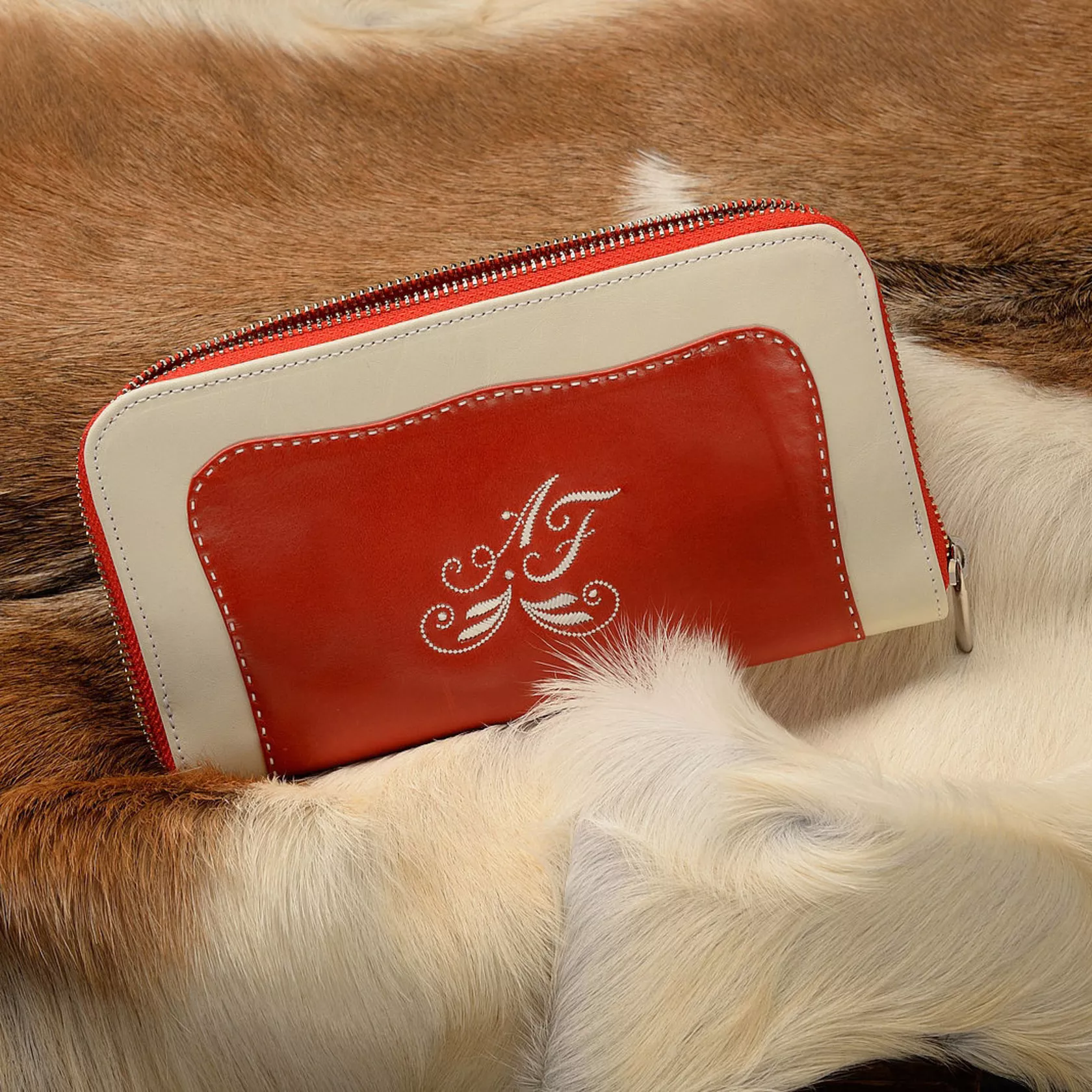 Damen Brieftasche Model “ANNA” mit Reißverschluss und Zwei Farbkombination, personalisiert mit Initialen “AL” Damen Brieftasche Model “ANNA” mit Reißverschluss und Zwei Farbkombination, personalisiert mit Initialen “AL”