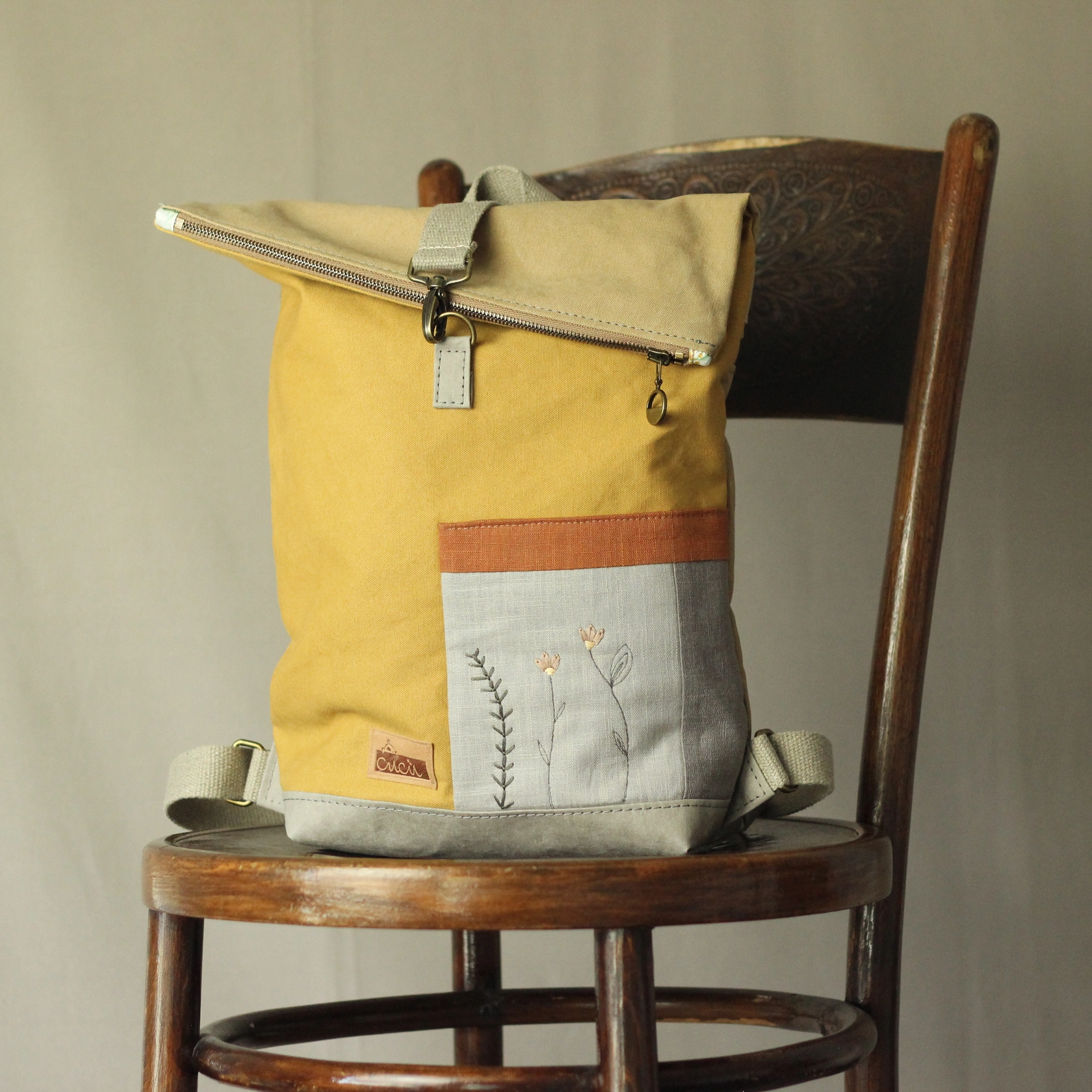 Rolltop Rucksack ROGER Handstickerei