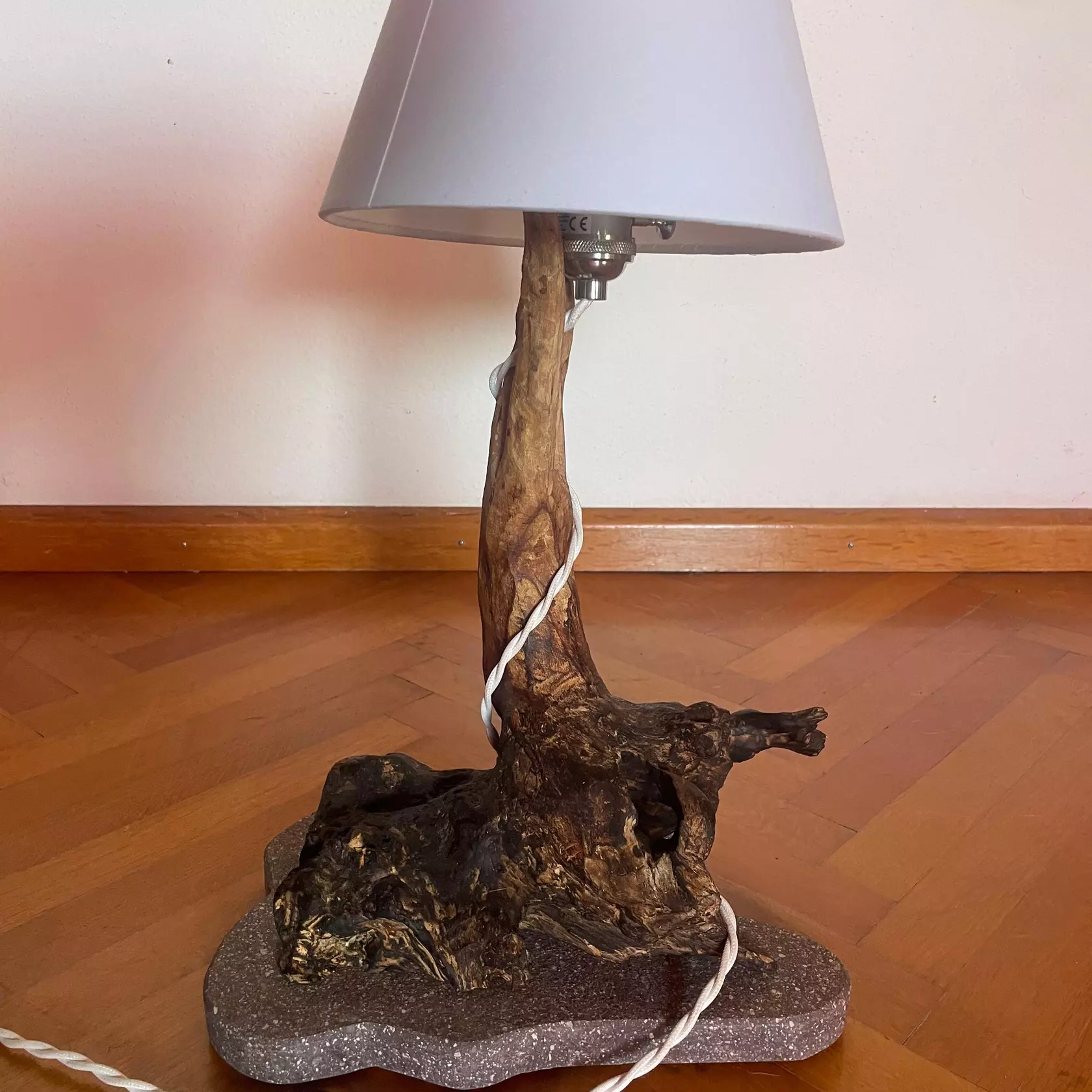 Design-Tischlampe aus Porphyr & Naturholz | Tim Schlemmer