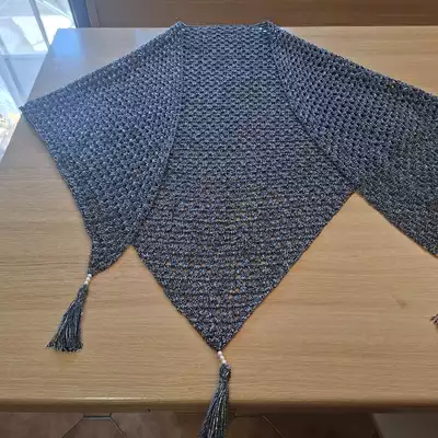 Scialle a triangolo, pezzo unico Scialle a triangolo, pezzo unico