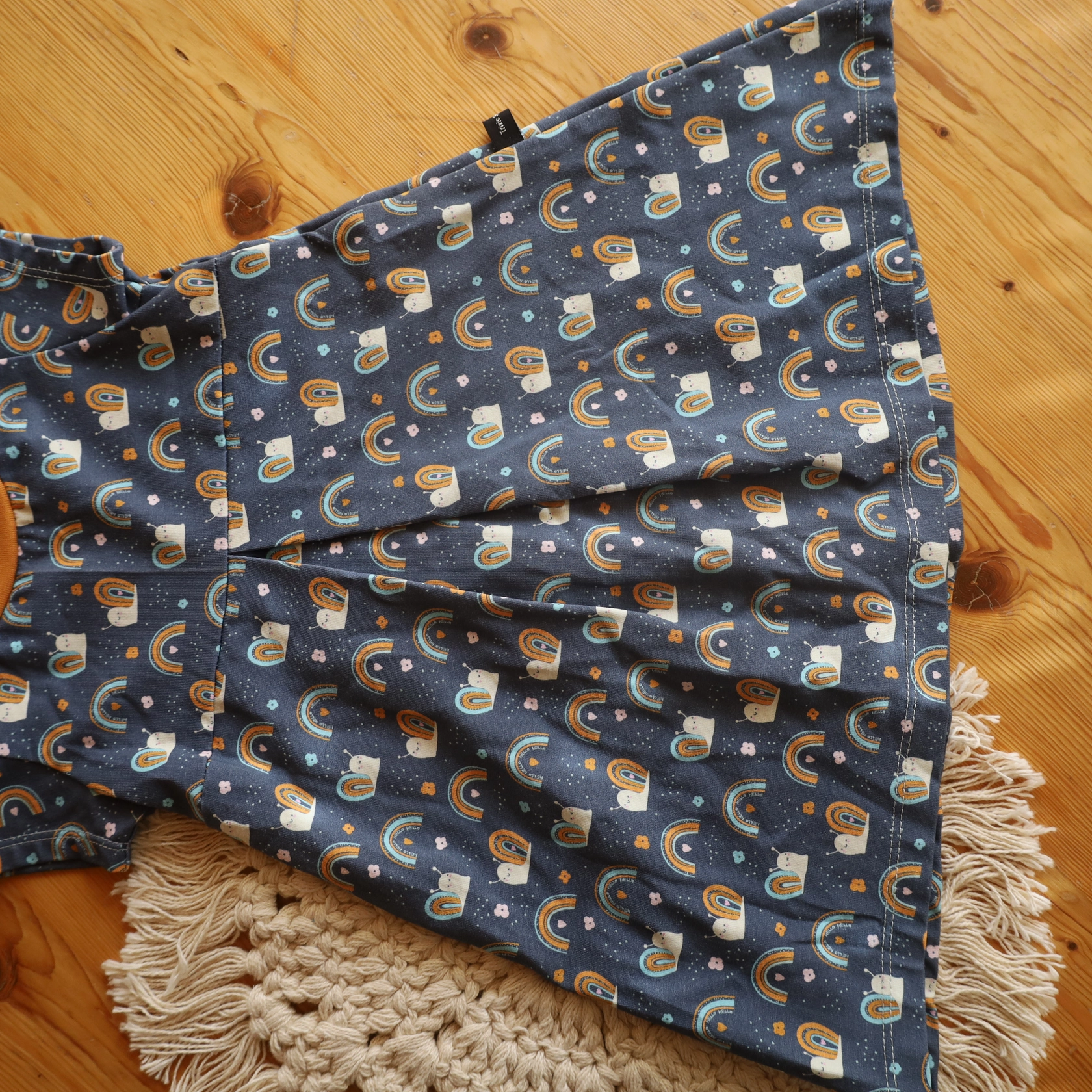 Kleid mit kurze Ärmel 92