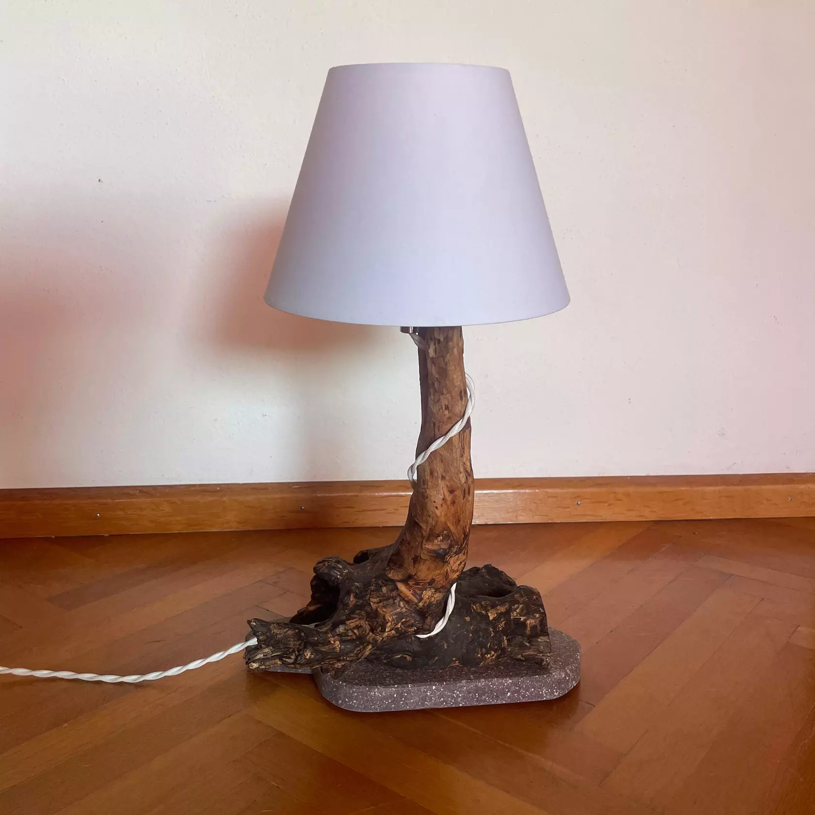 Design-Tischlampe aus Porphyr & Naturholz | Tim Schlemmer