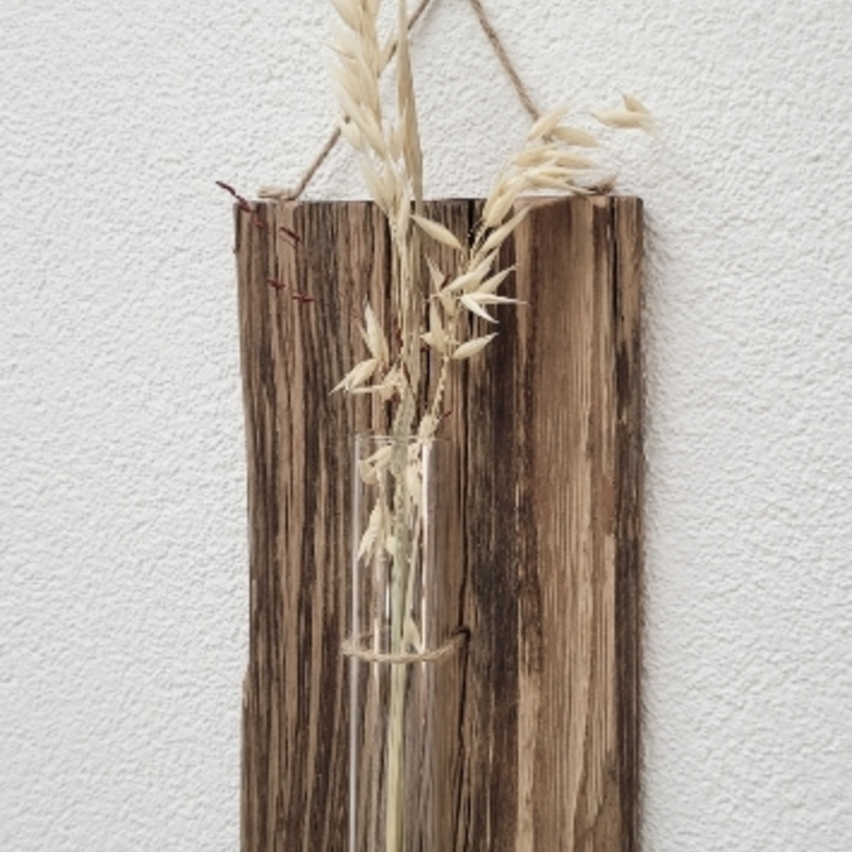 Altholzschindel mit Reagenzglas