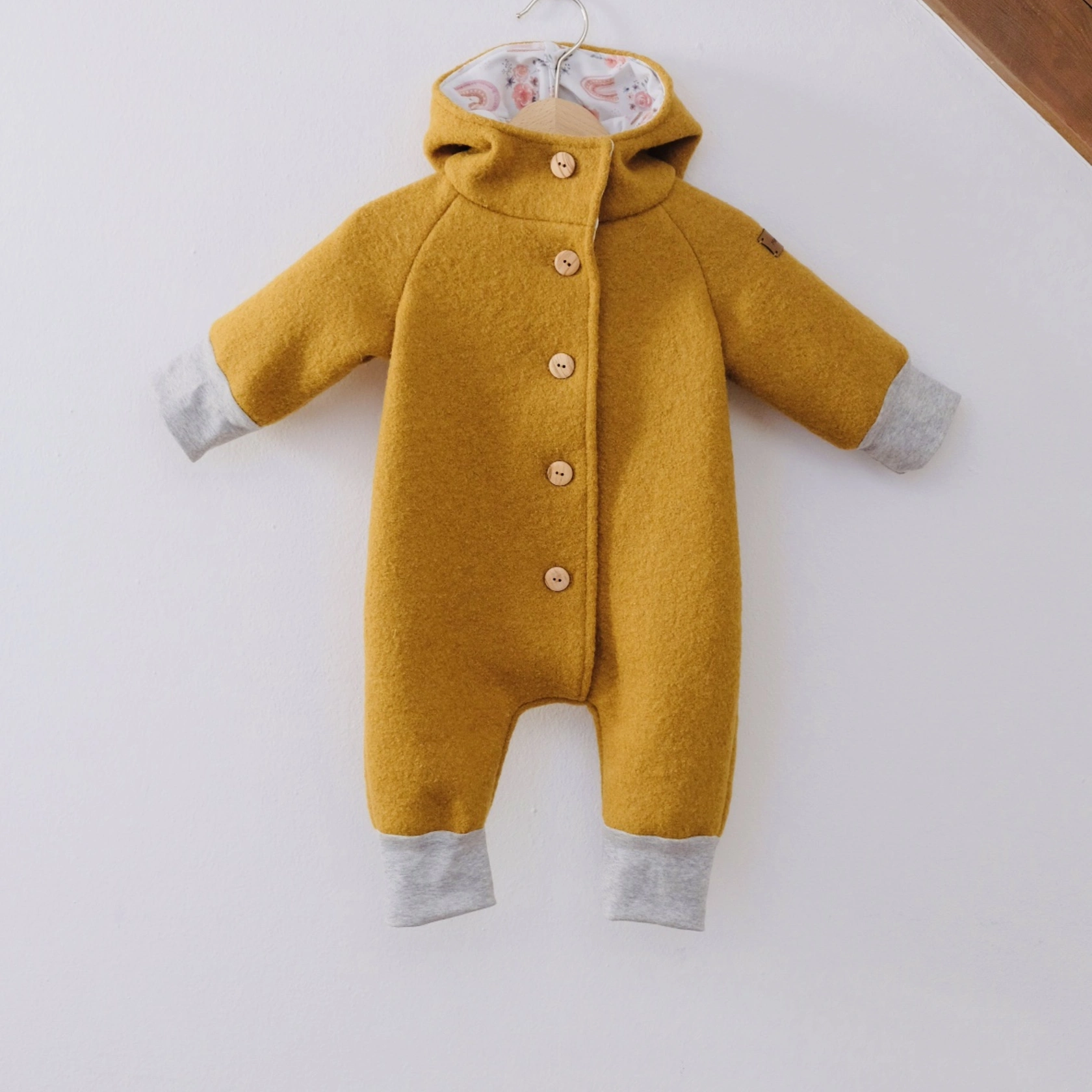 Overall aus Wollwalk - senfgelb mit Blumen und Regenbögen Overall aus Wollwalk - senfgelb mit Blumen und Regenbögen