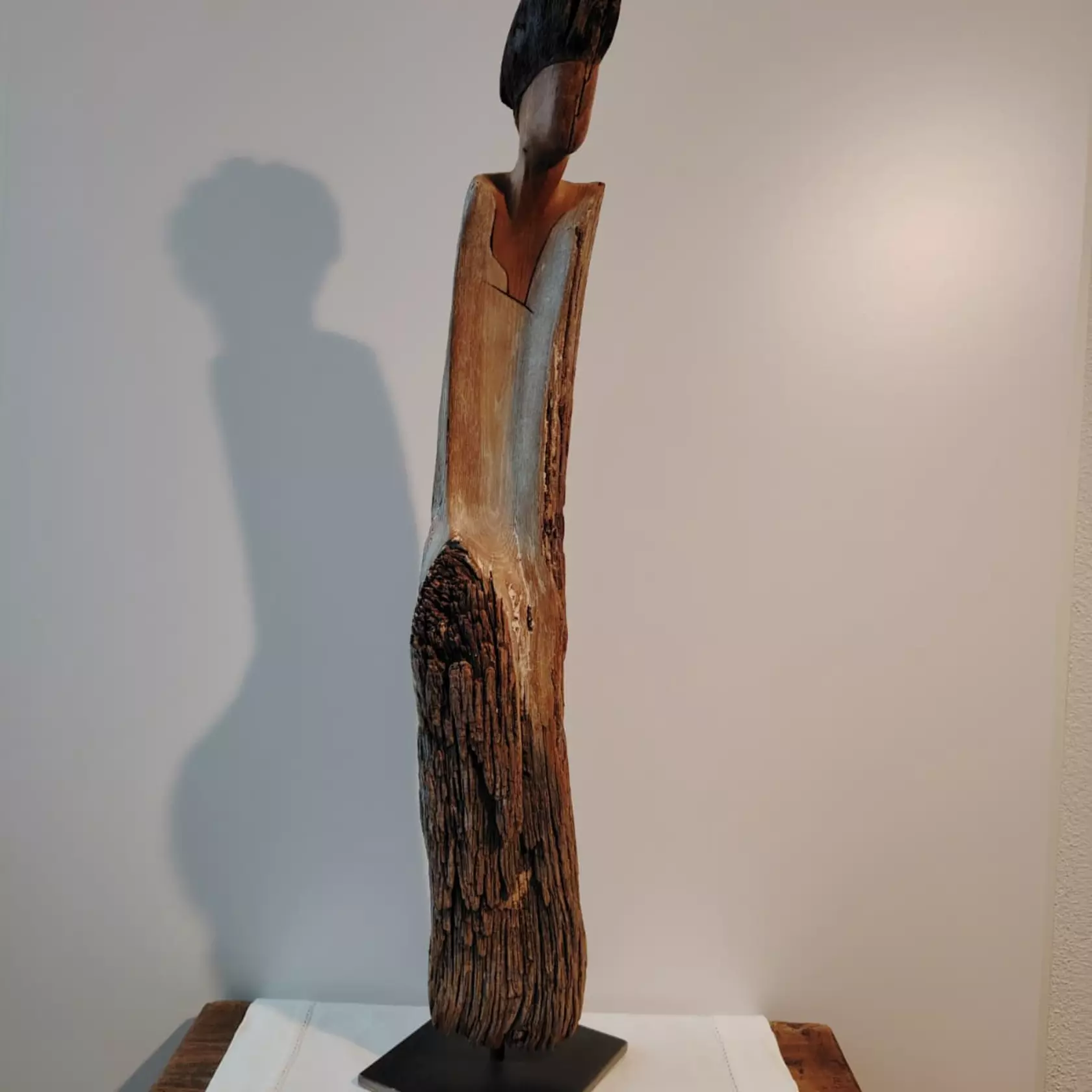 Stolze Figur aus Kastanienhloz mittelgroß Stolze Figur aus Kastanienhloz mittelgroß