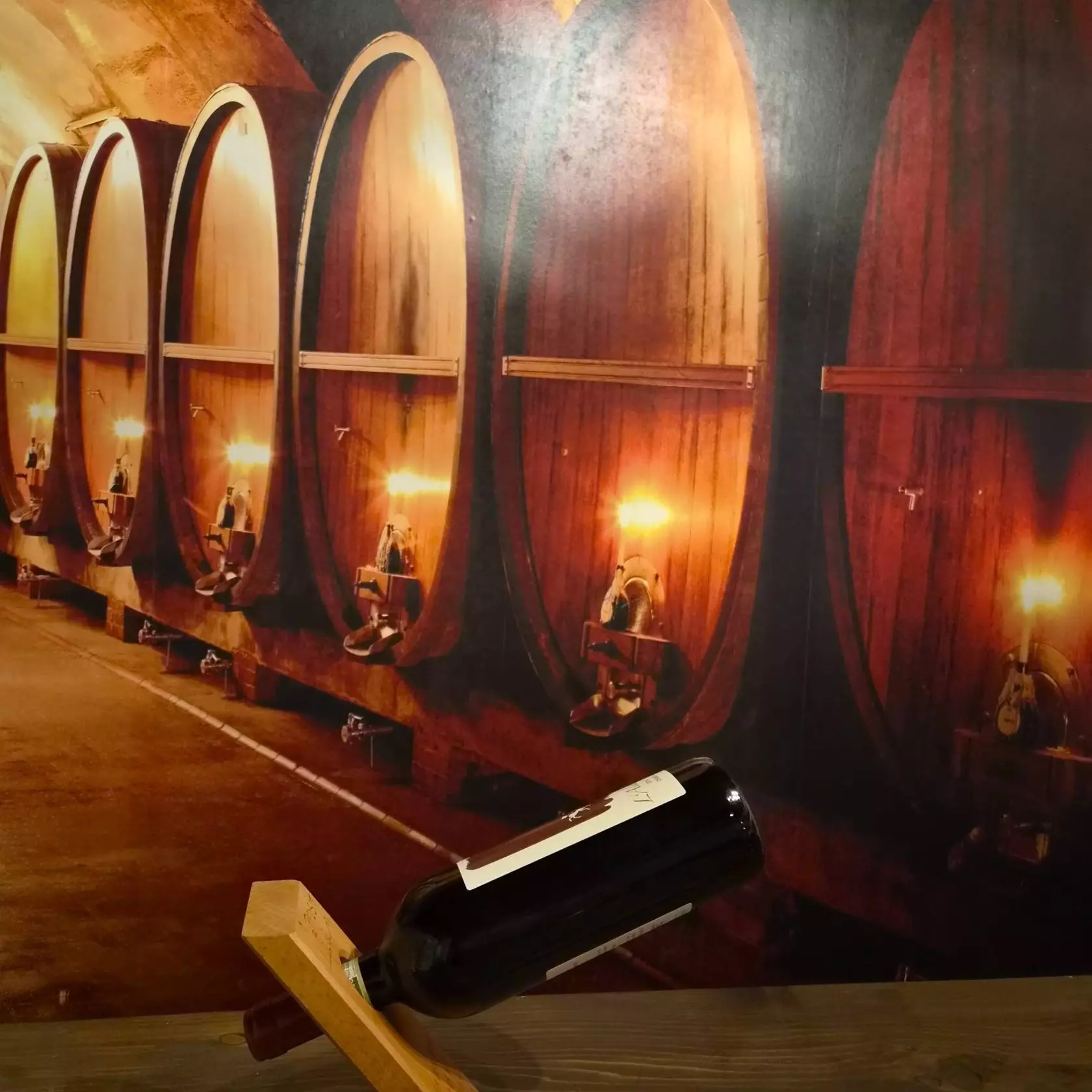 Schwebender Weinflaschenhalter aus Buchenholz – personalisierbar mit Gravur