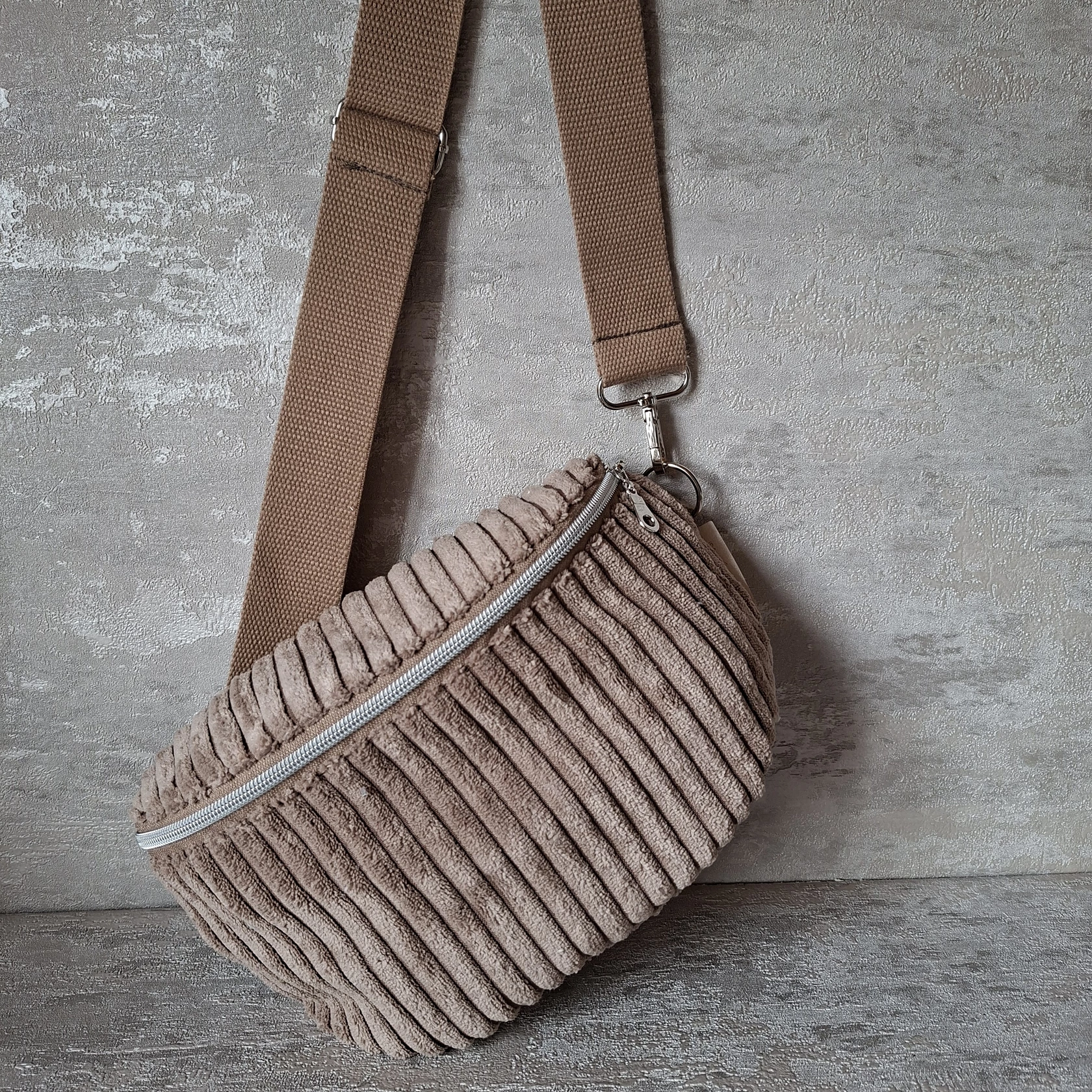 Hipbag Breitcord hellbraun M Hipbag Breitcord hellbraun M
