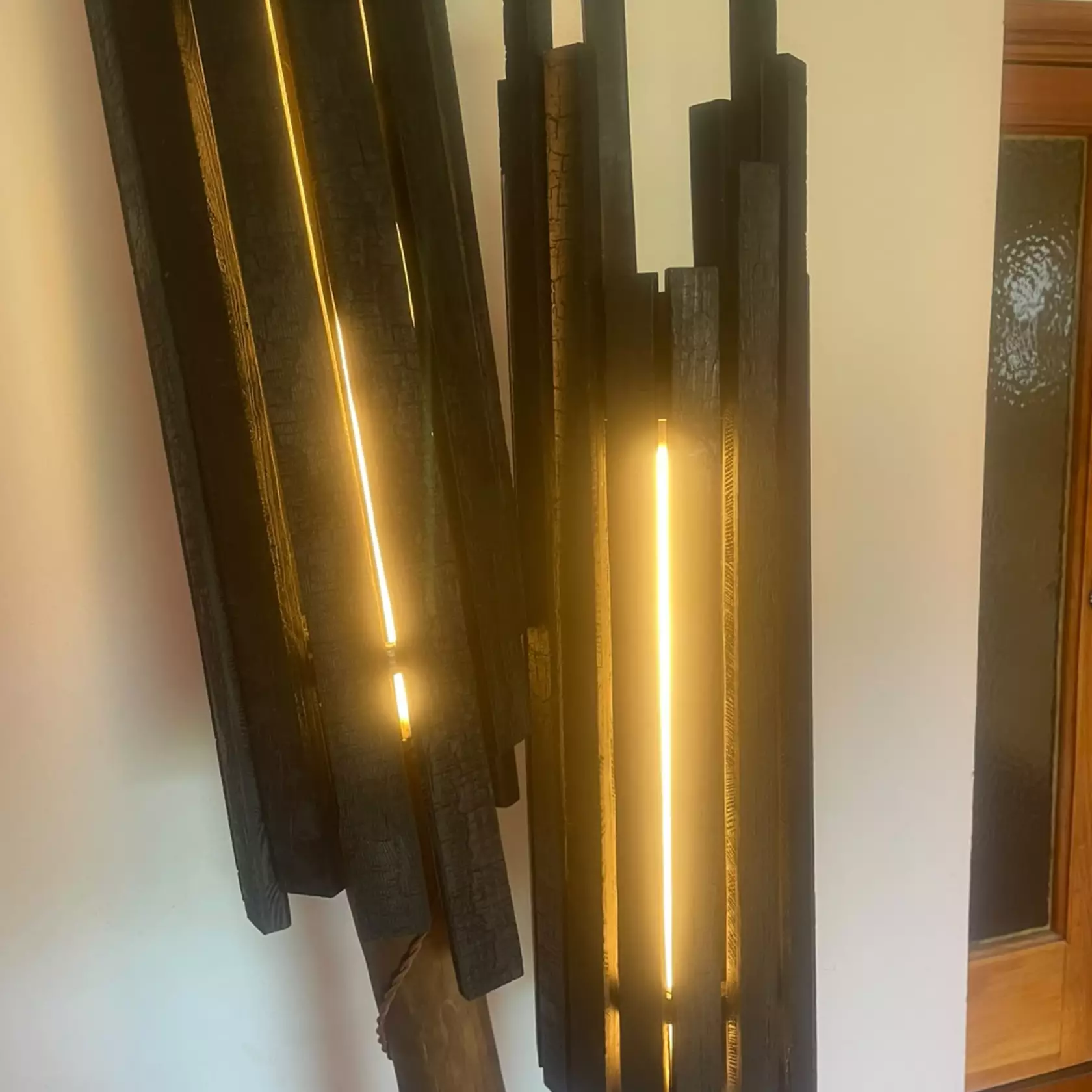 Stehlampe aus Holz & Naturstein – Unikat aus Südtirol Stehlampe aus Holz & Naturstein – Unikat aus Südtirol