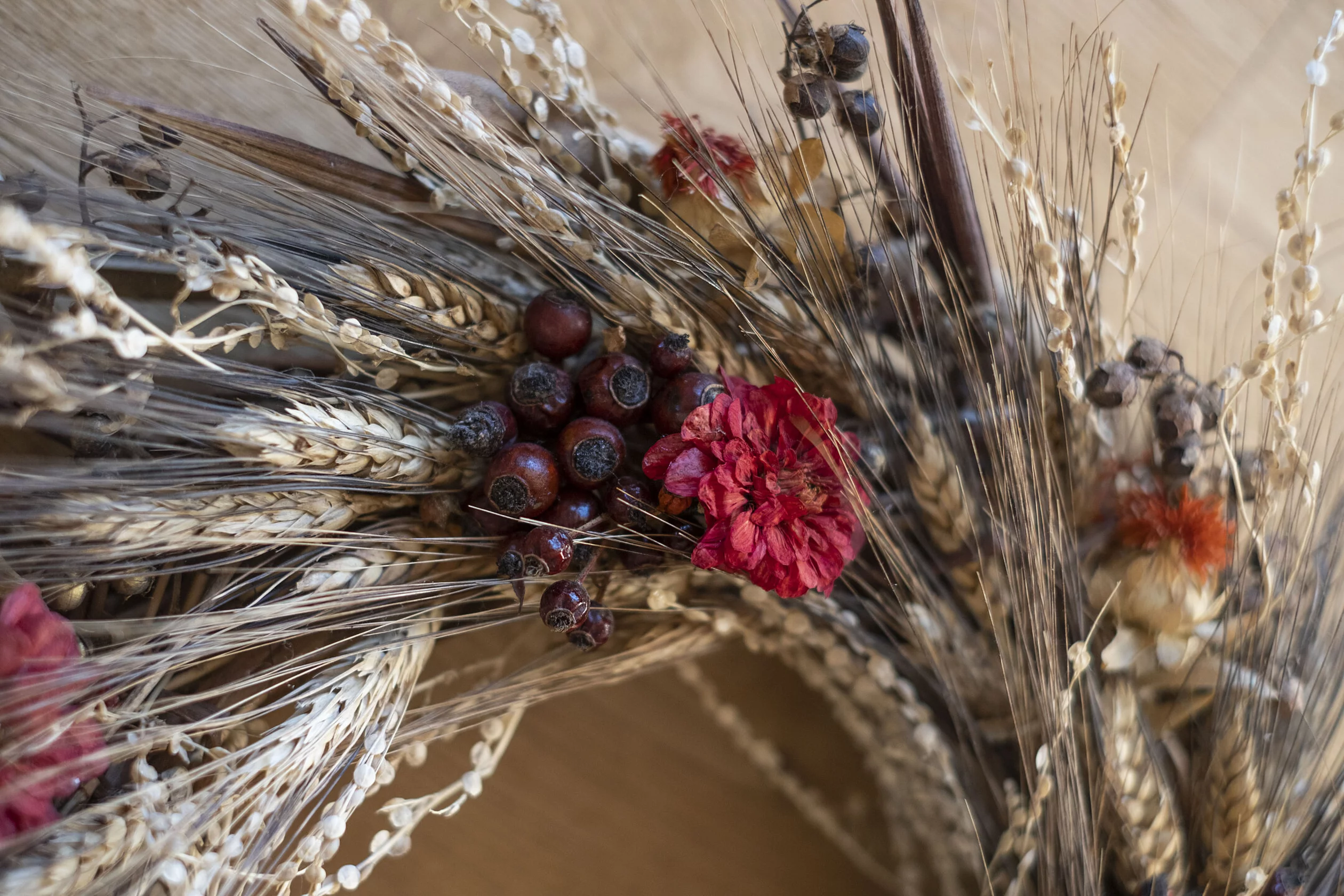 Kranz aus Ähren, Blumen und Beeren Kranz aus Ähren, Blumen und Beeren