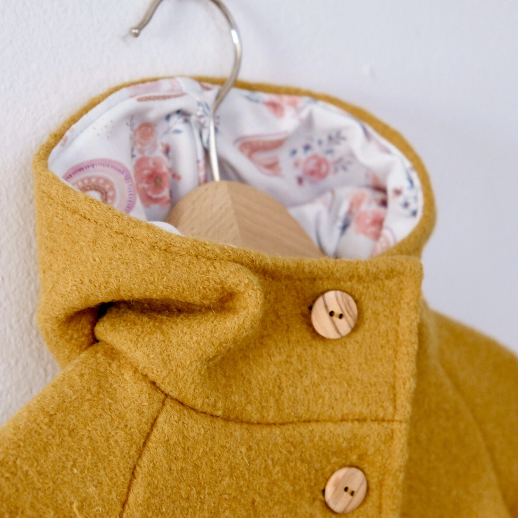 Overall aus Wollwalk - senfgelb mit Blumen und Regenbögen Overall aus Wollwalk - senfgelb mit Blumen und Regenbögen