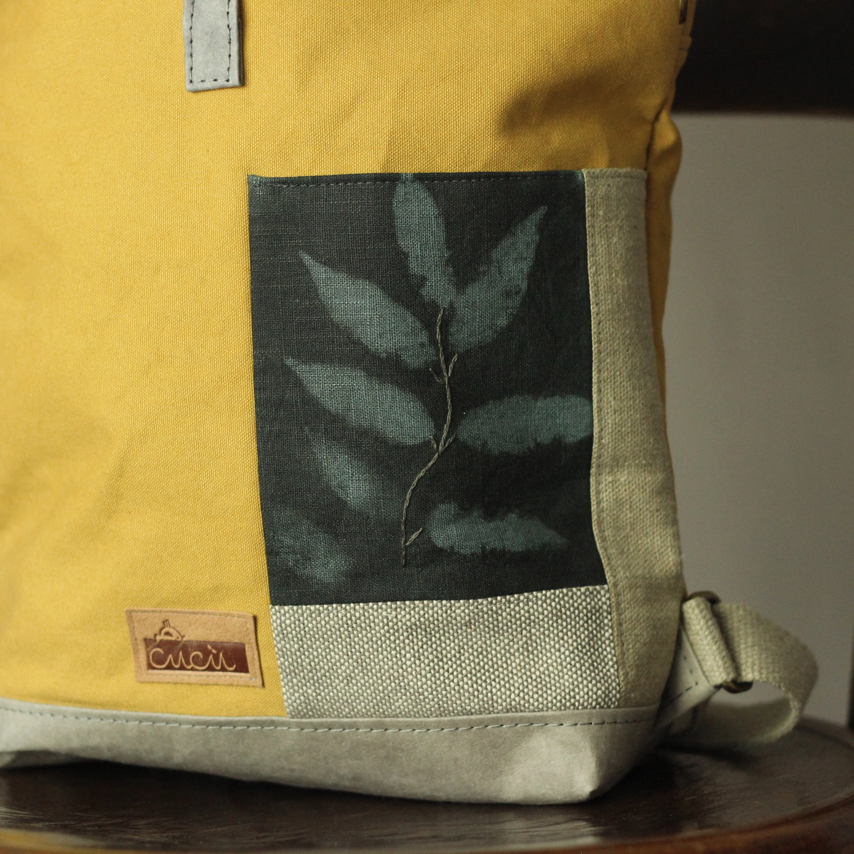 Rolltop Rucksack ROGER Sonnendruck mit Stickerei Rolltop Rucksack ROGER Sonnendruck mit Stickerei