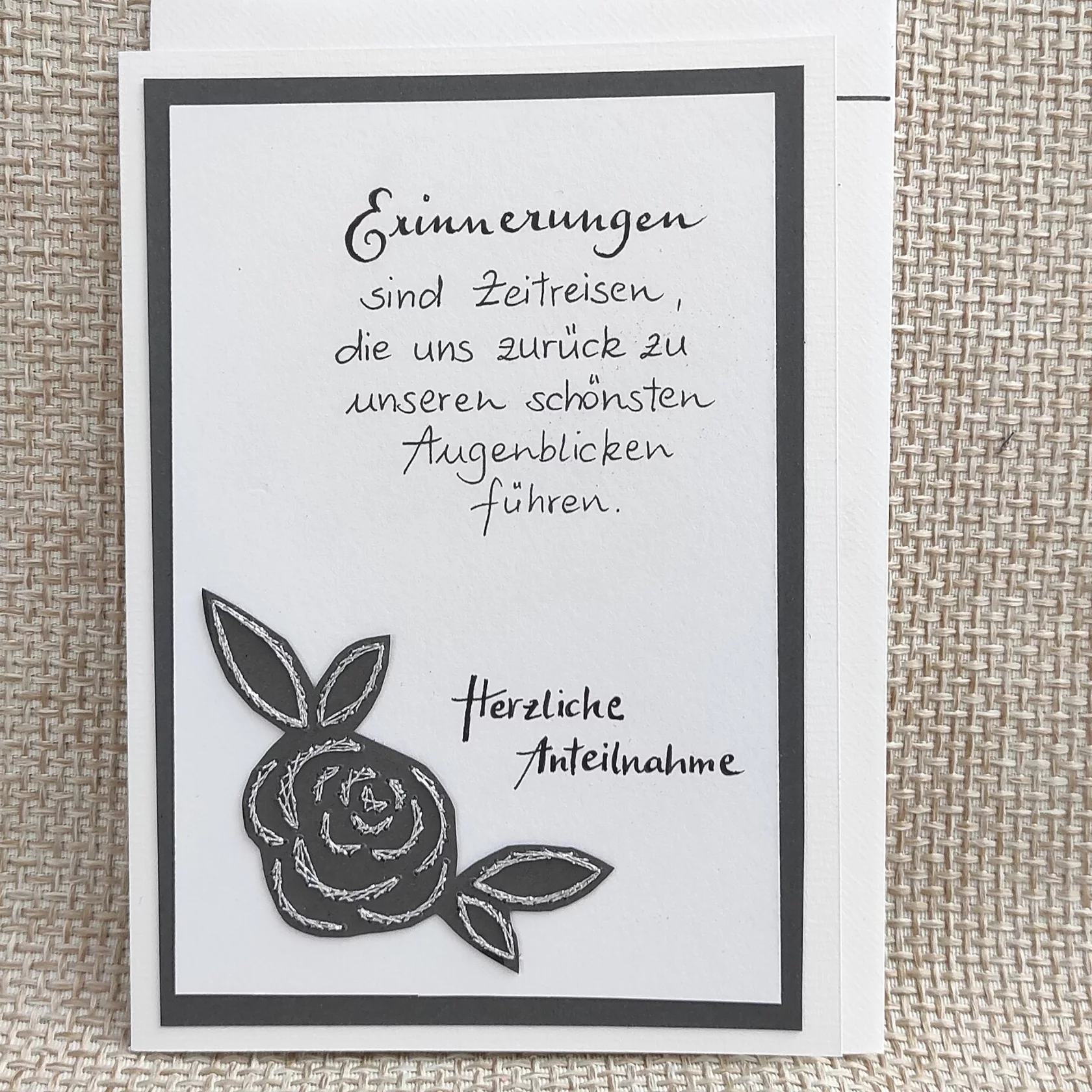 Kondolenzkarte kleine Rose mit Kreuz, 12x17cm