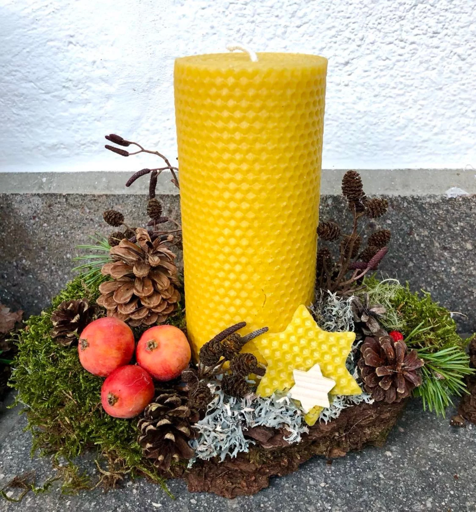 Weihnachtsgesteck mit Bienenwachskerze 1 Weihnachtsgesteck mit Bienenwachskerze 1