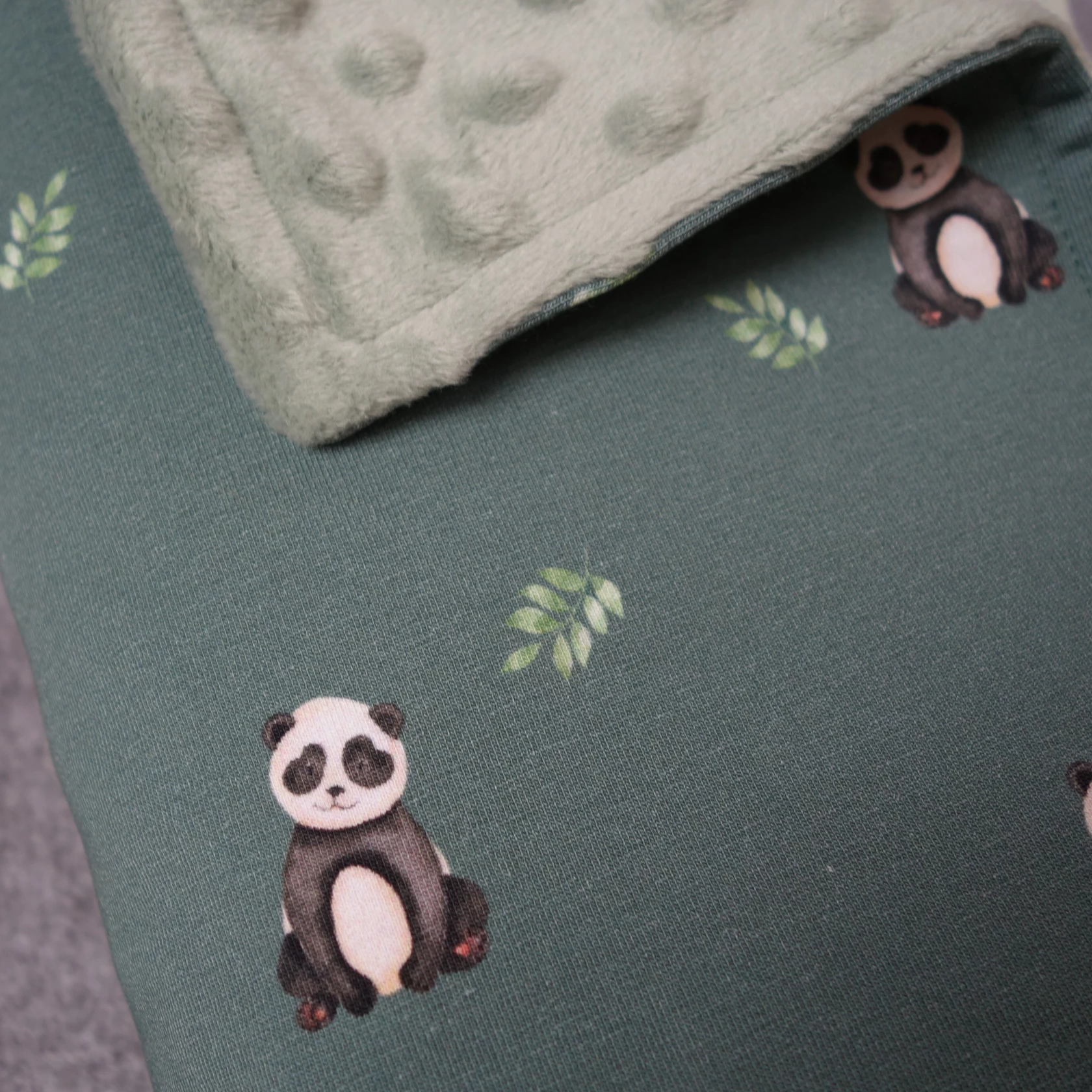 Kuscheldecke Pandabär/Salbei hell Kuscheldecke Pandabär/Salbei hell