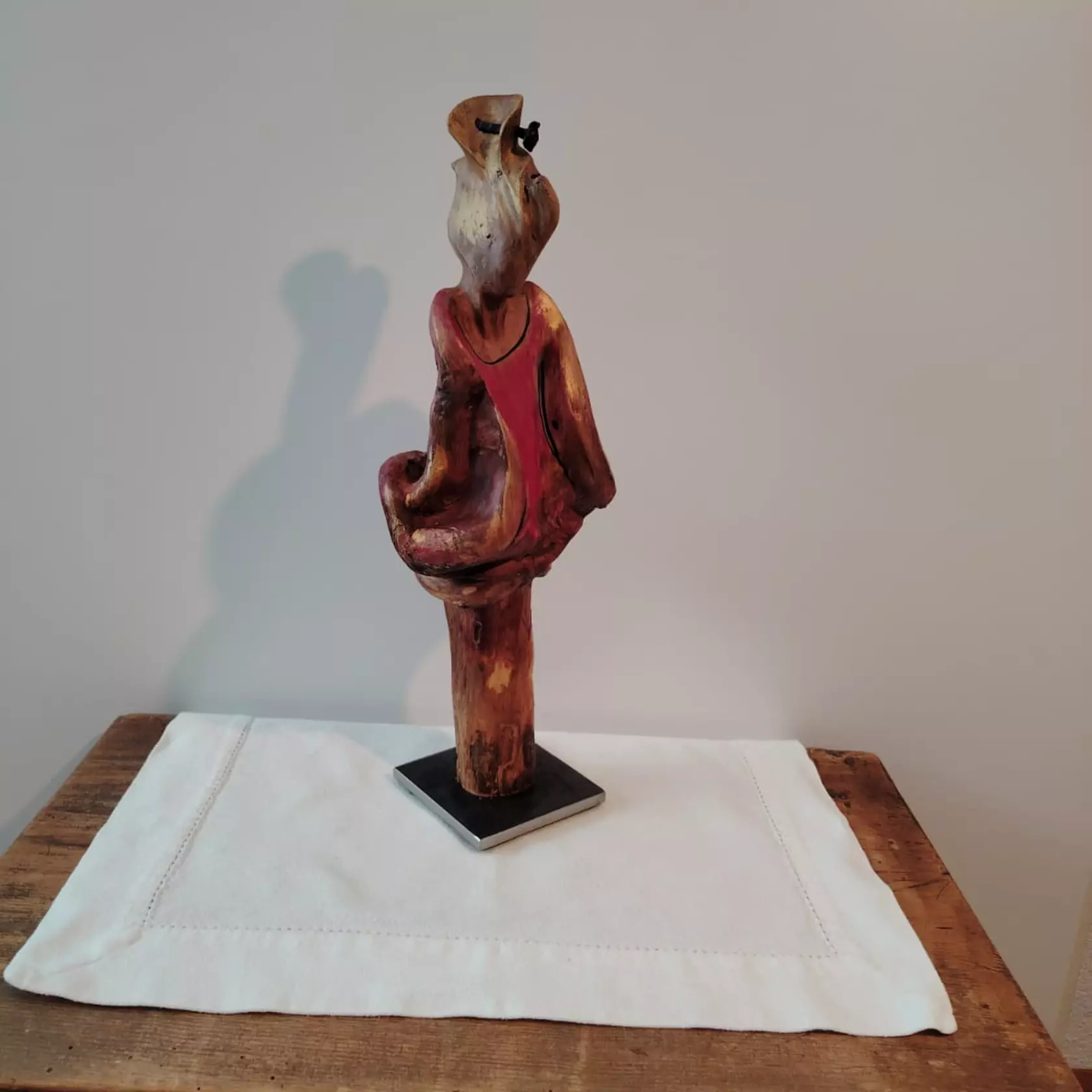 Red Girl kleine Figur aus Apfelholz Red Girl kleine Figur aus Apfelholz