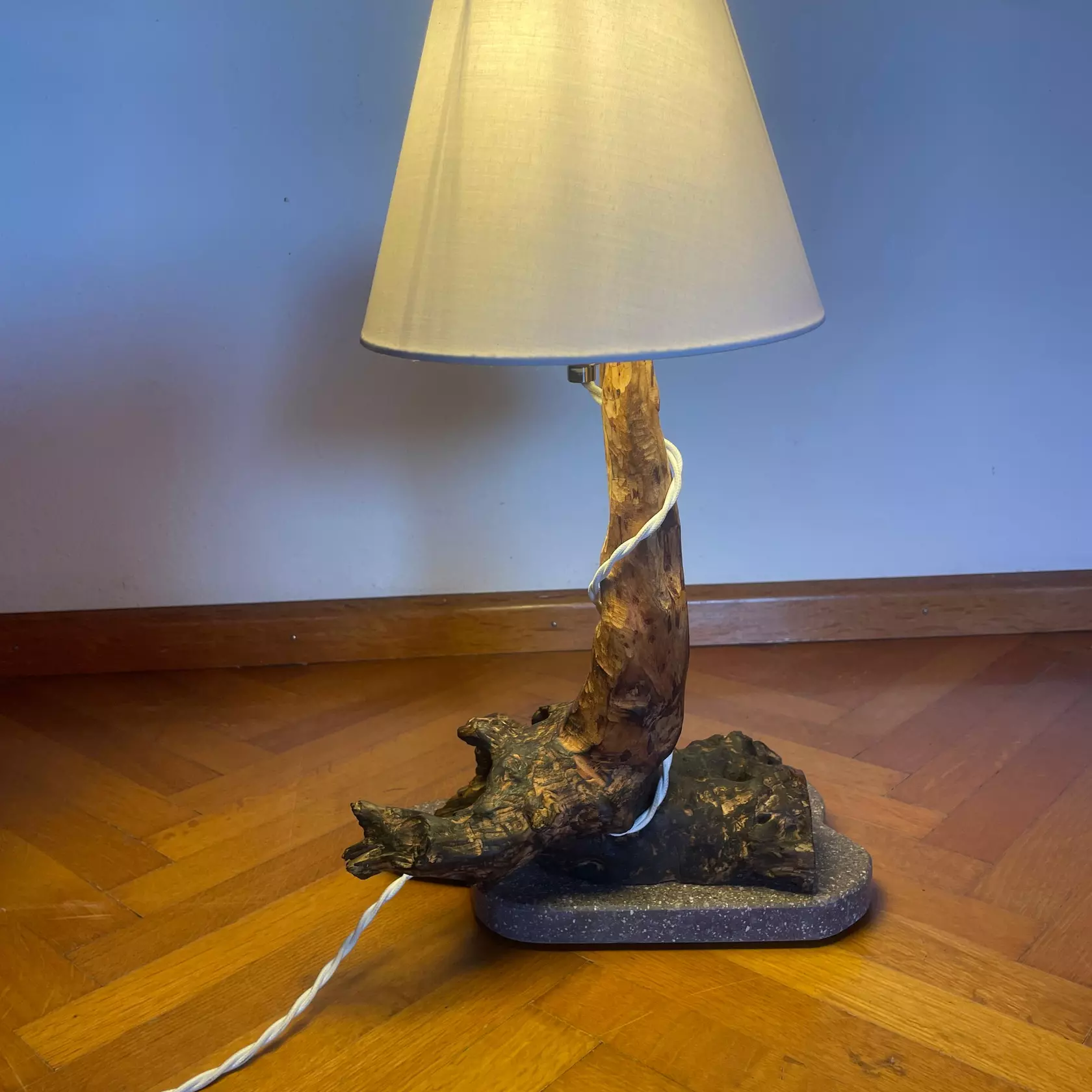 Design-Tischlampe aus Porphyr & Naturholz | Tim Schlemmer