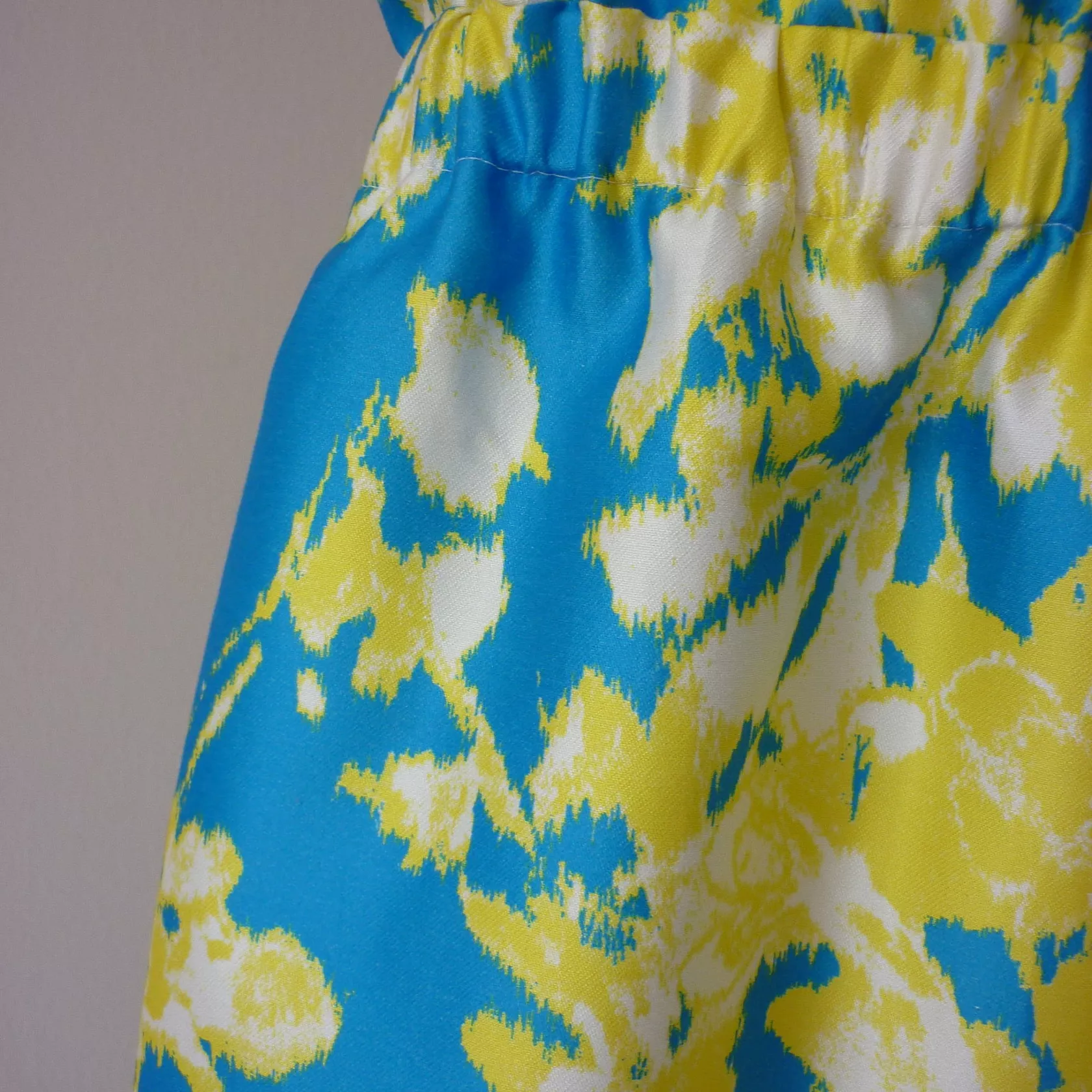 Kleid mit cut-out-Optik im Rückenteil Kleid mit cut-out-Optik im Rückenteil