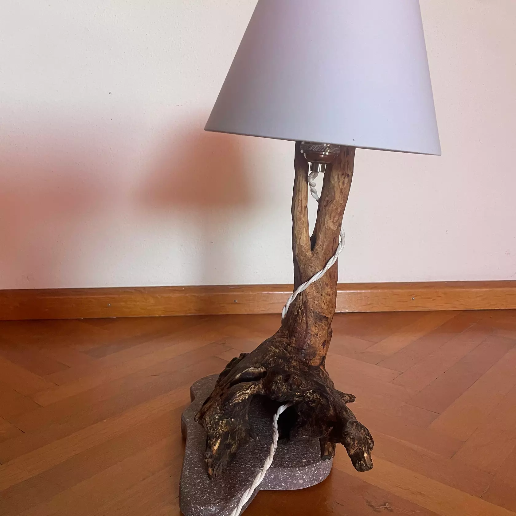 Design-Tischlampe aus Porphyr & Naturholz | Tim Schlemmer