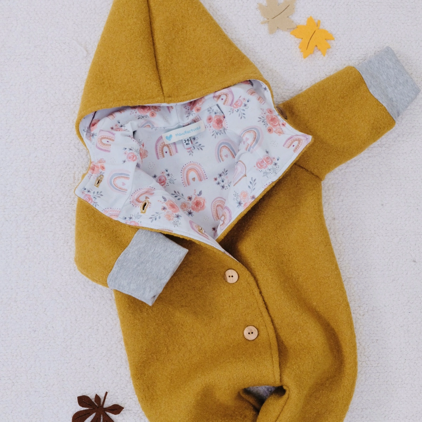 Overall aus Wollwalk - senfgelb mit Blumen und Regenbögen Overall aus Wollwalk - senfgelb mit Blumen und Regenbögen