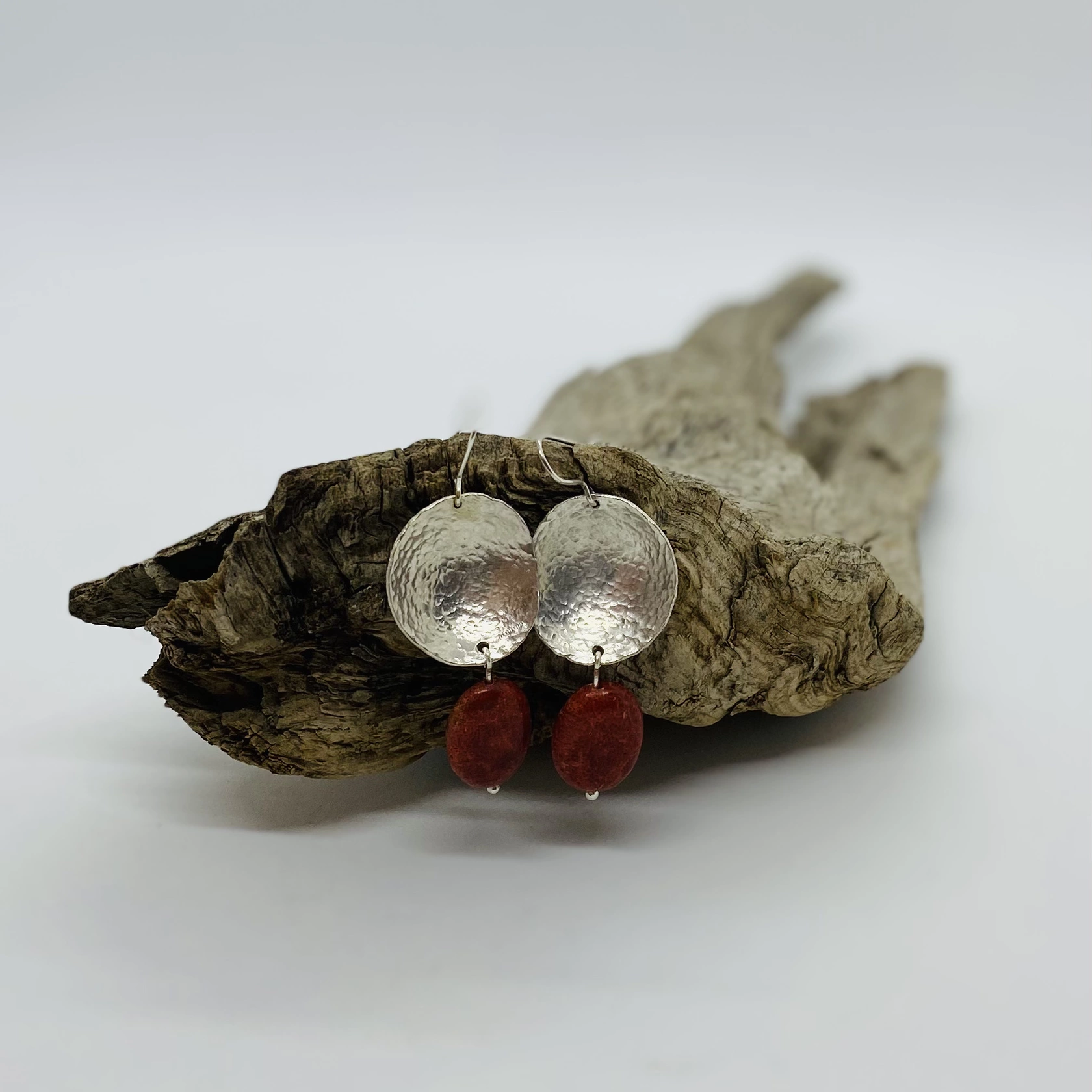 orecchini d'argento conchiglia con corallo ovale orecchini d'argento conchiglia con corallo ovale