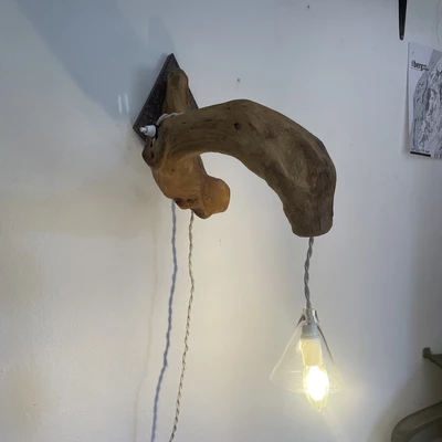 Handgefertigte Naturholz-Wandlampe | Echtes Südtiroler Unikat