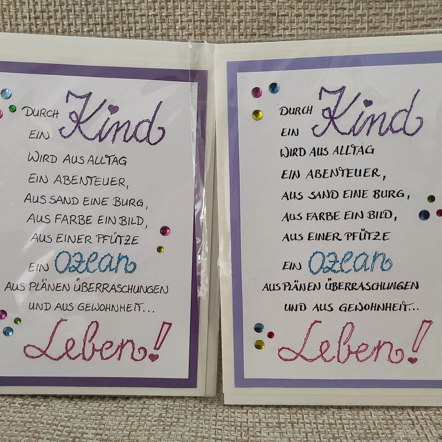 Karte zur Geburt "Schrift gestickt und Text" Karte zur Geburt "Schrift gestickt und Text"