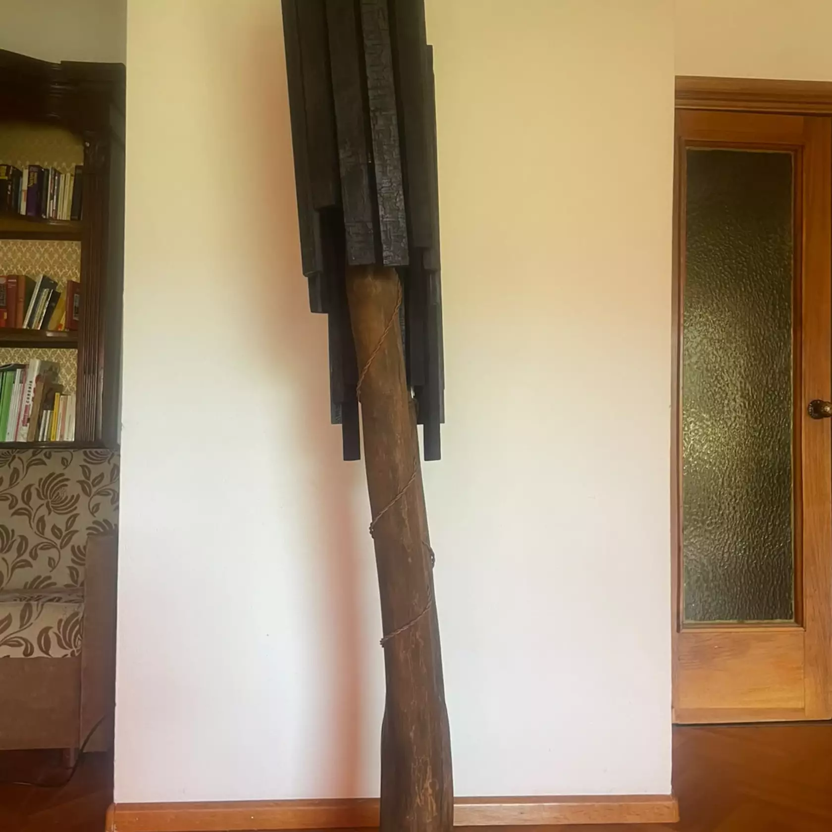 Stehlampe aus Holz & Naturstein – Unikat aus Südtirol Stehlampe aus Holz & Naturstein – Unikat aus Südtirol