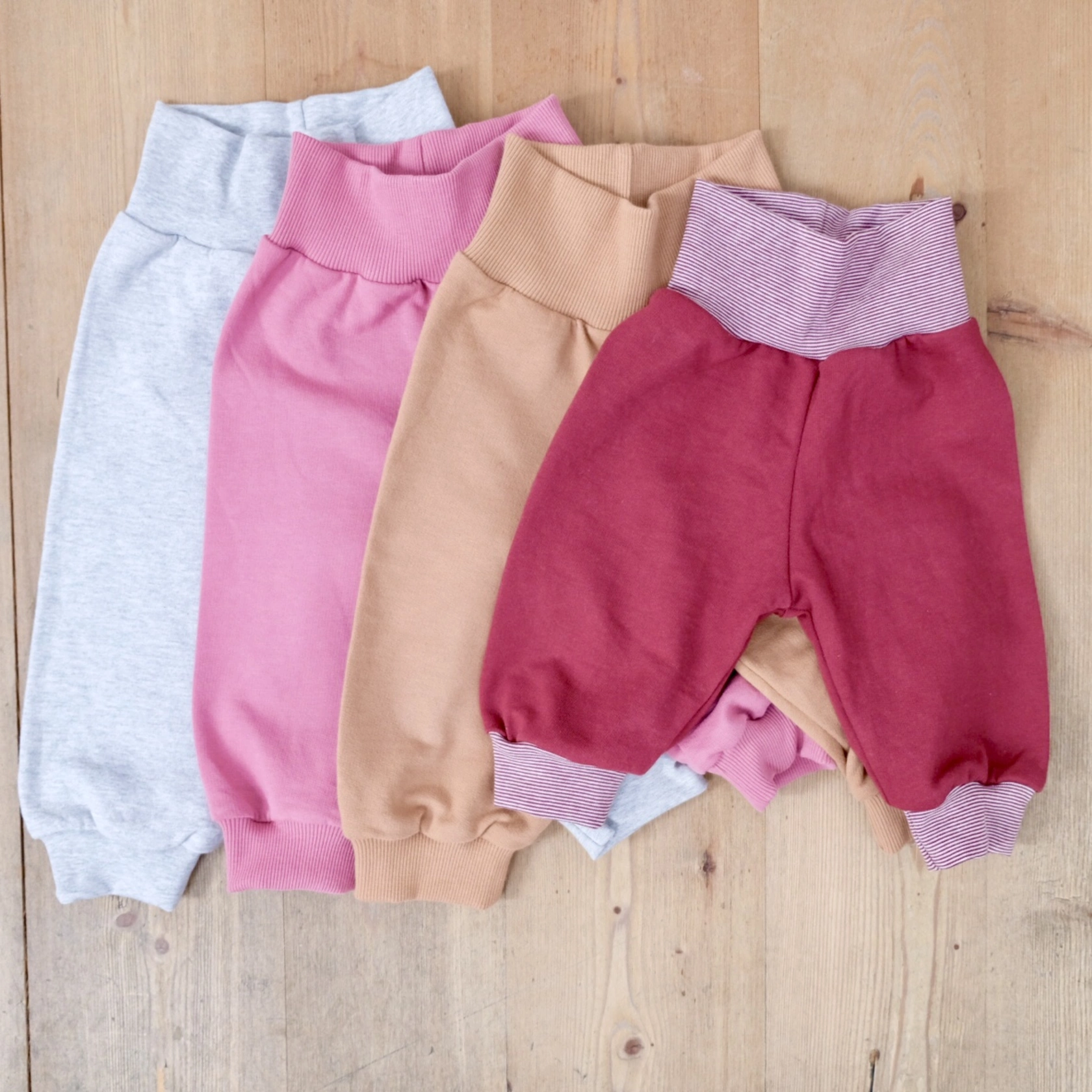Pantaloni felpati in colori diversi Pantaloni felpati in colori diversi