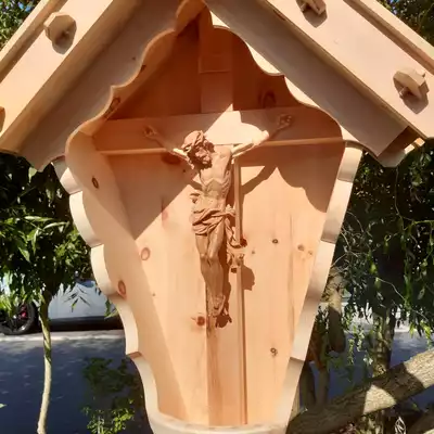 kleines traditionelles Wegkreuz mit Christus kleines traditionelles Wegkreuz mit Christus