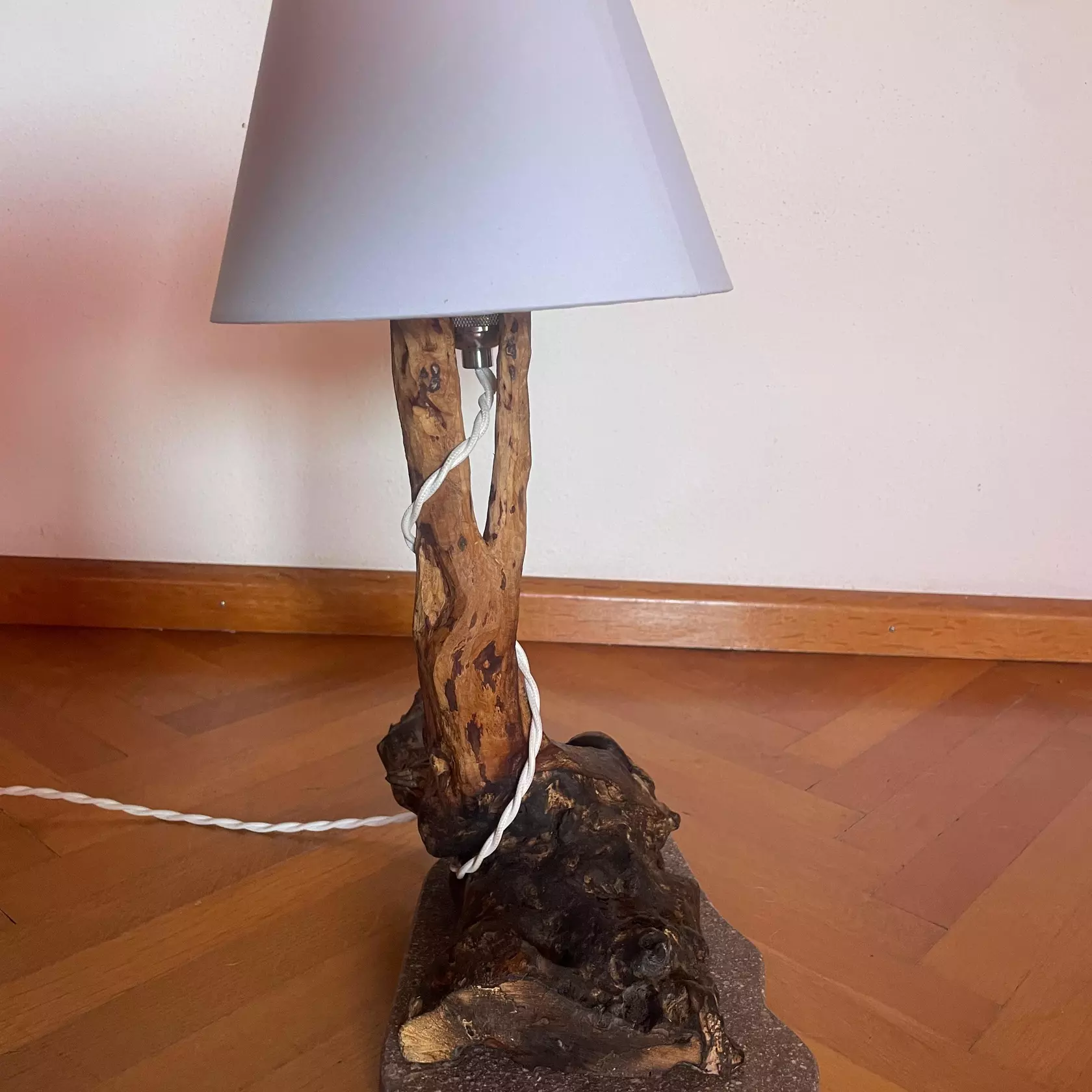 Design-Tischlampe aus Porphyr & Naturholz | Tim Schlemmer