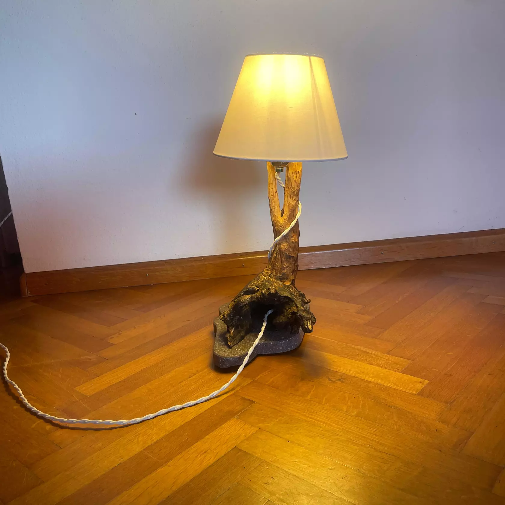 Design-Tischlampe aus Porphyr & Naturholz | Tim Schlemmer