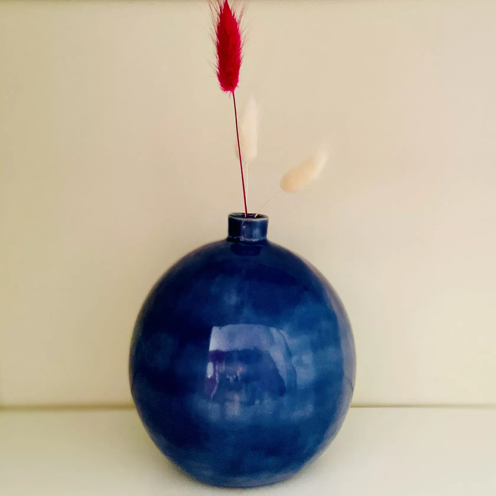 Blaue Vase aus Keramik Blaue Vase aus Keramik