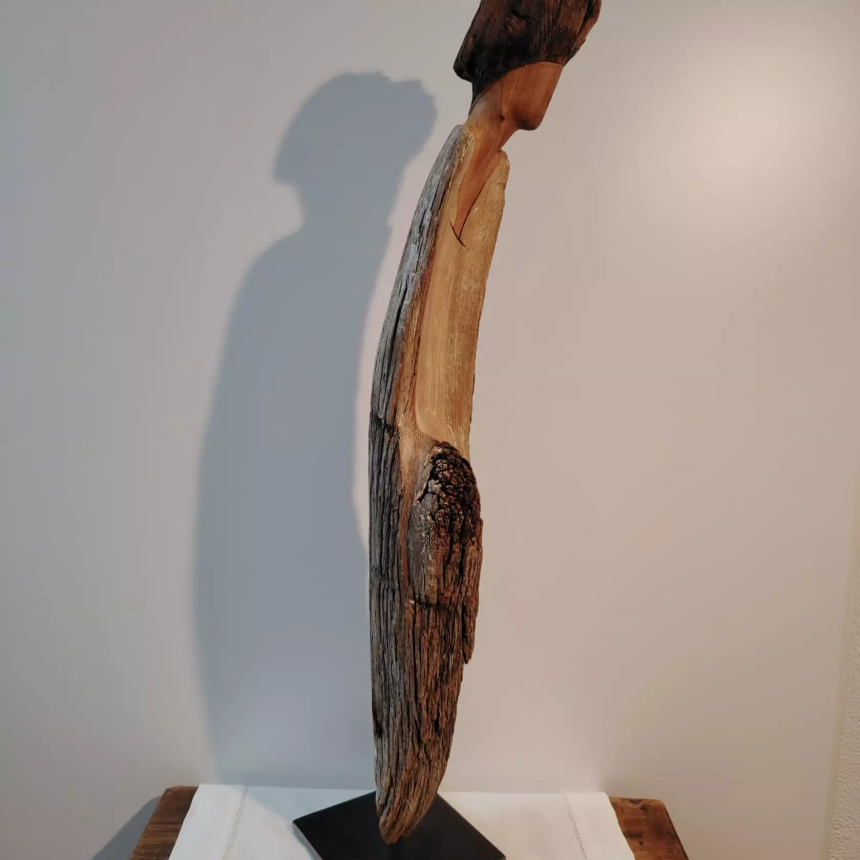 Stolze Figur aus Kastanienhloz mittelgroß Stolze Figur aus Kastanienhloz mittelgroß